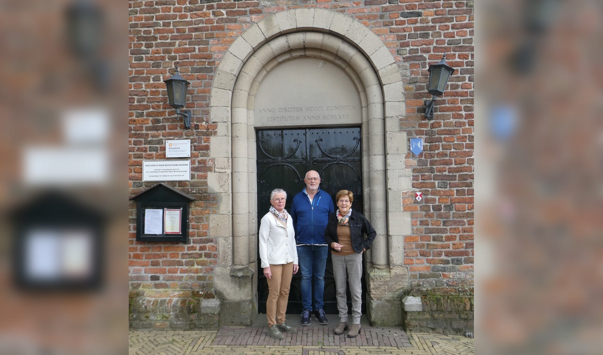 V.l.n.r. kosters Henny Vlogman en Jetze de Vries en de voorzitter van het College van Kerkrentmeesters Diny te Velthuis voor de hoofdingang van de Vordense Dorpskerk. Foto: Jan Hendriksen
