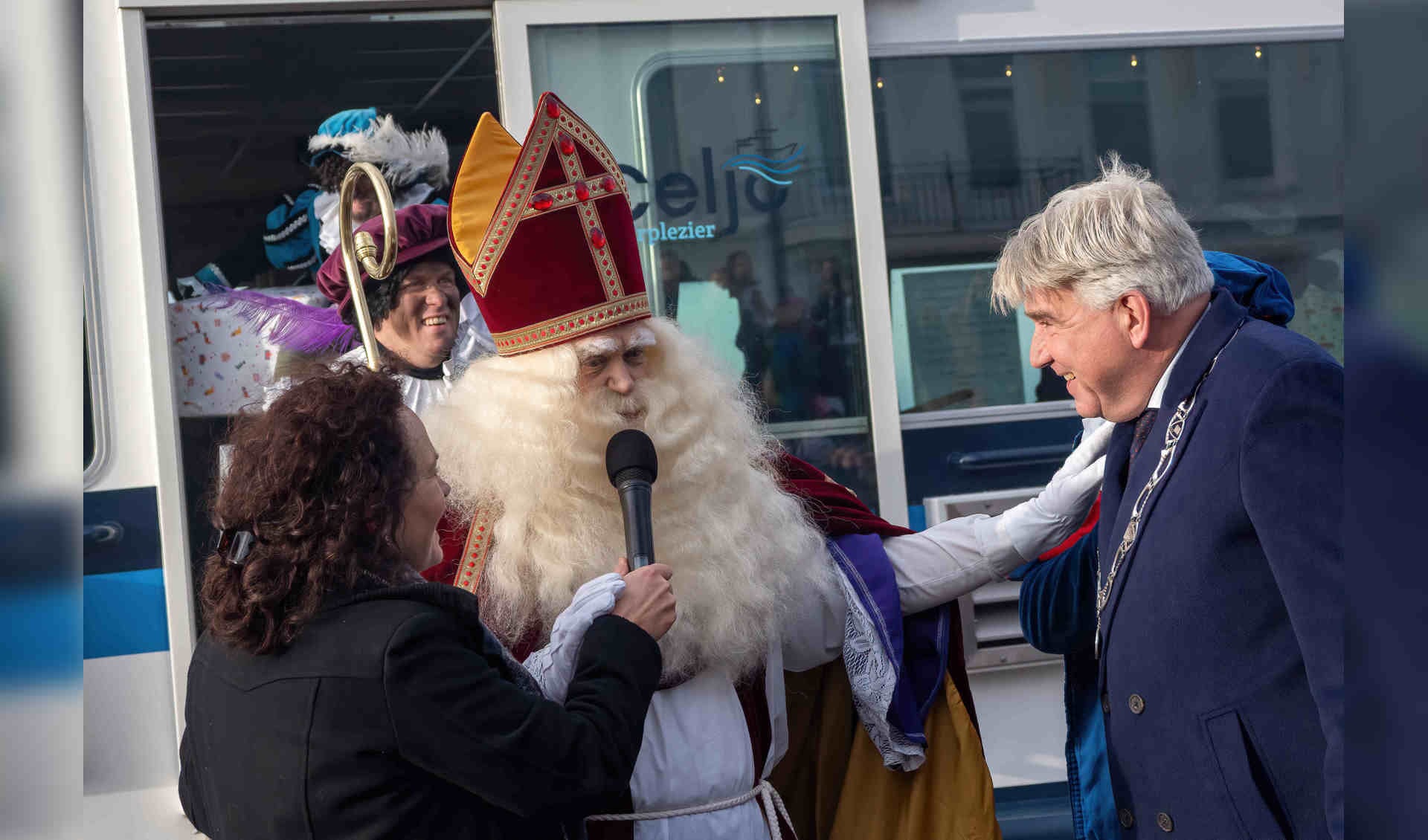 Het was nog een hele tour om aan te meren, maar met hulp van de burgemeester van de gemeente Zutphen, Wimar Jaeger, kon Sinterklaas voet aan wal zetten. Foto's: Eddy Boerman