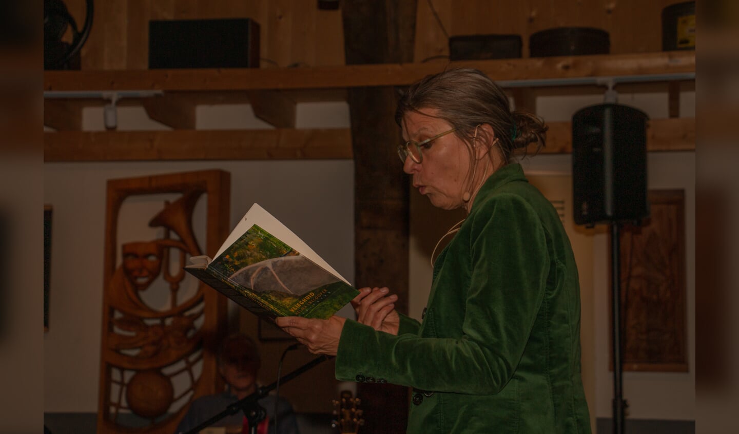 Helma Snelooper draagt een gedicht voor uit haar nieuwe bundel. Foto: Liesbeth Spaansen