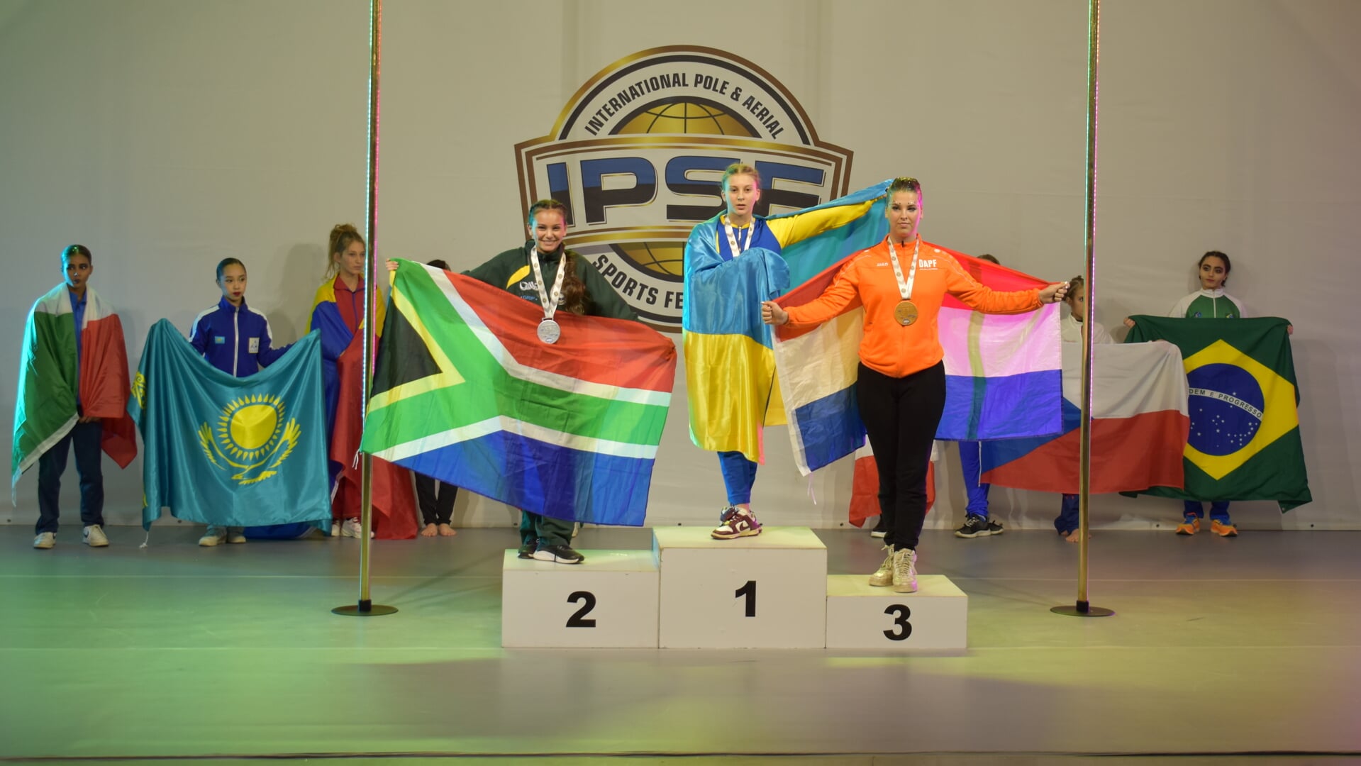 Iris Jaspers op podium bij wereldkampioenschappen in Polen. Foto: Fox Aerials