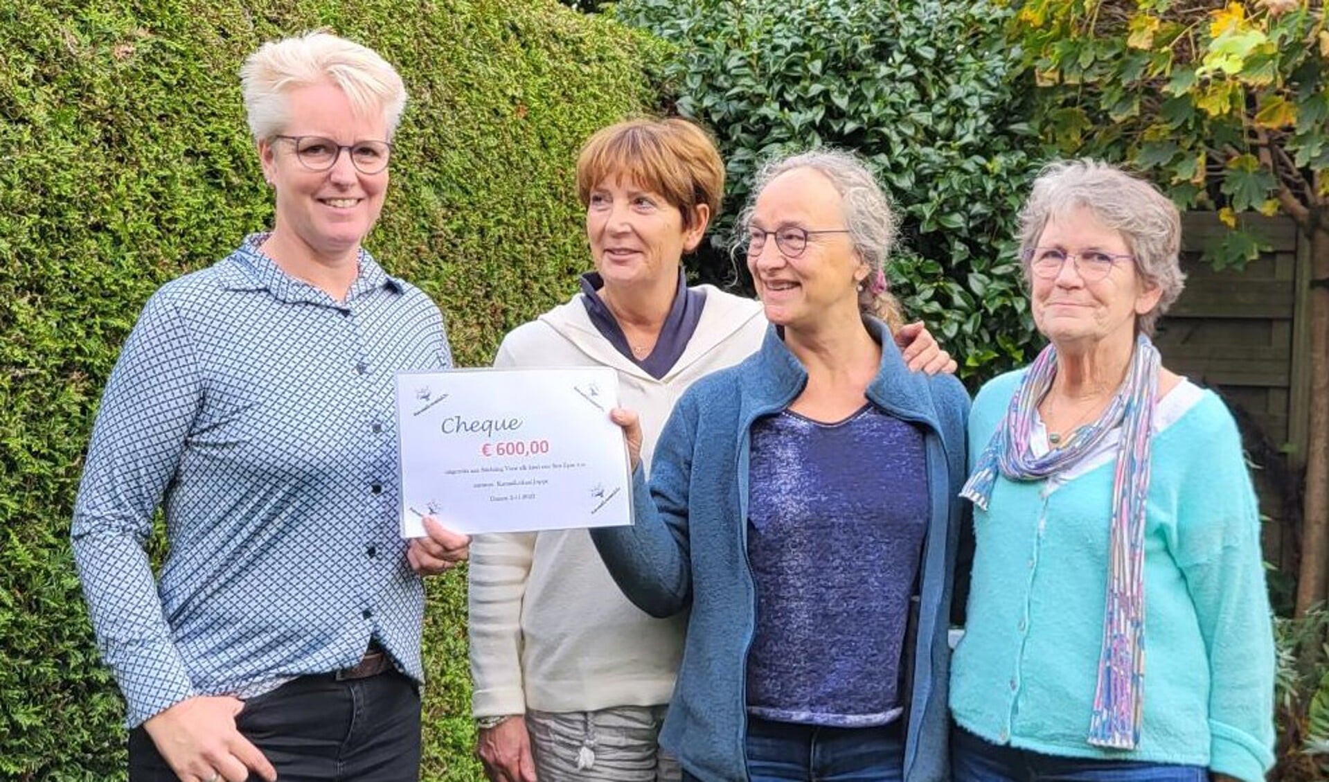 Trudy Koning ter Heege (links) ontvangt van de dames van KanaalLokaal de cheque.  Foto: PR