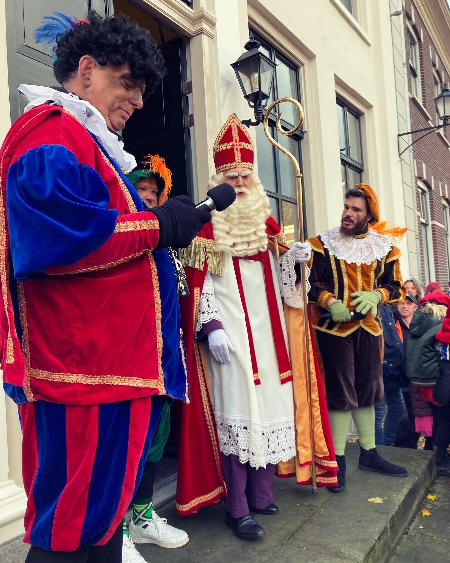 Sinterklaas spreekt het publiek toe.