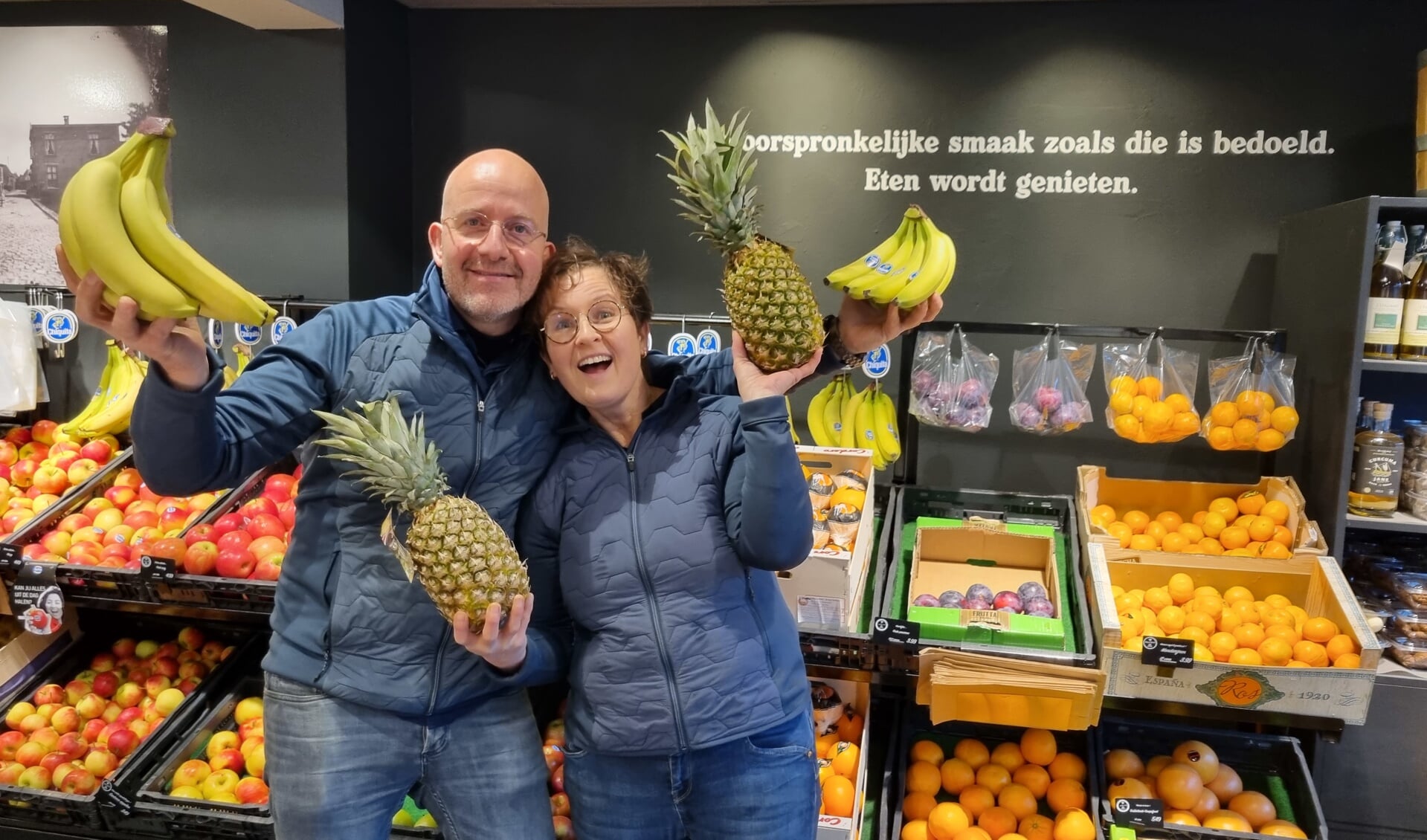 Ondernemersechtpaar Rob en Nicole Beukert in hun winkel Groente en Fruit Op ’n Brink. Foto: Rob Weeber