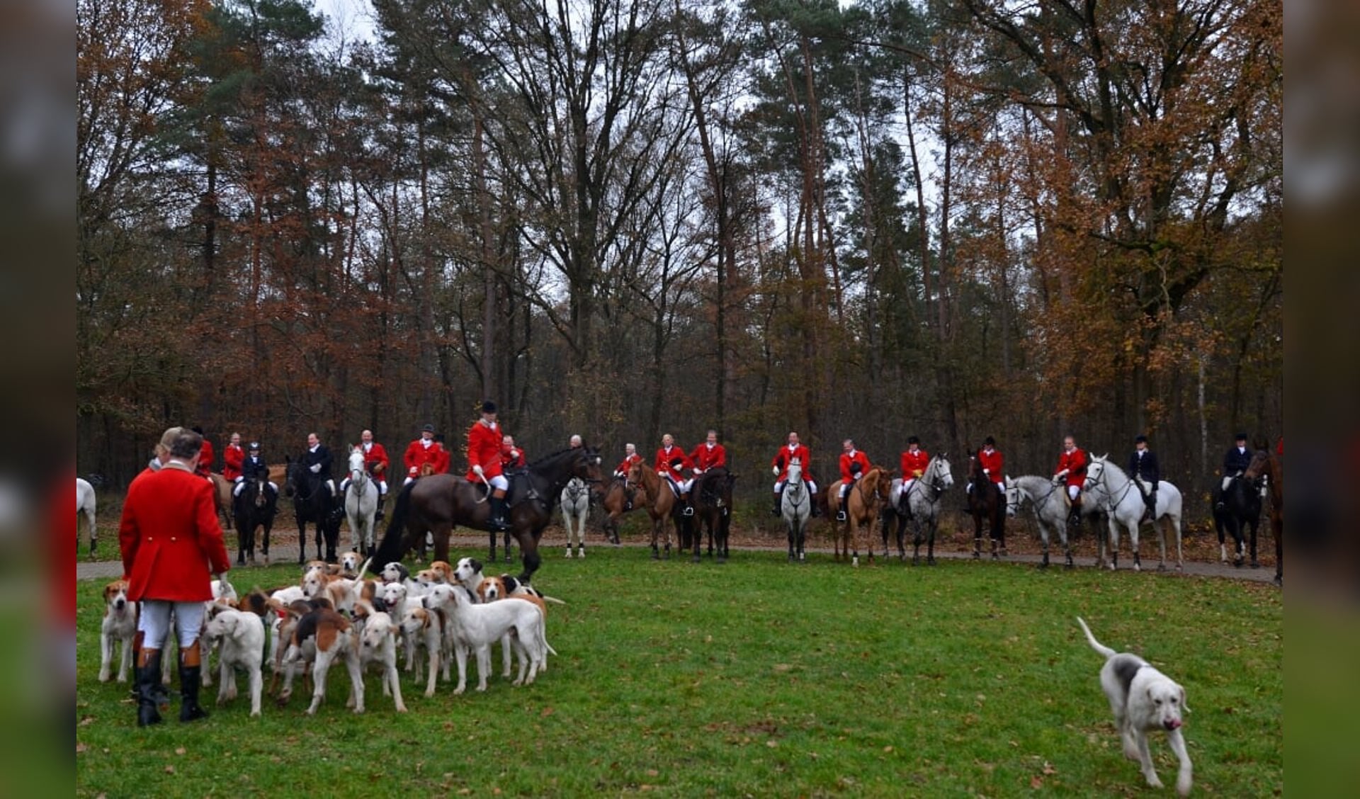 Dit jaar geen rennende meute honden in 'jagers' in Ruurlo voor de traditionele slipjacht. Foto: Achterhoekfoto/nl/Johan Braakman. . 