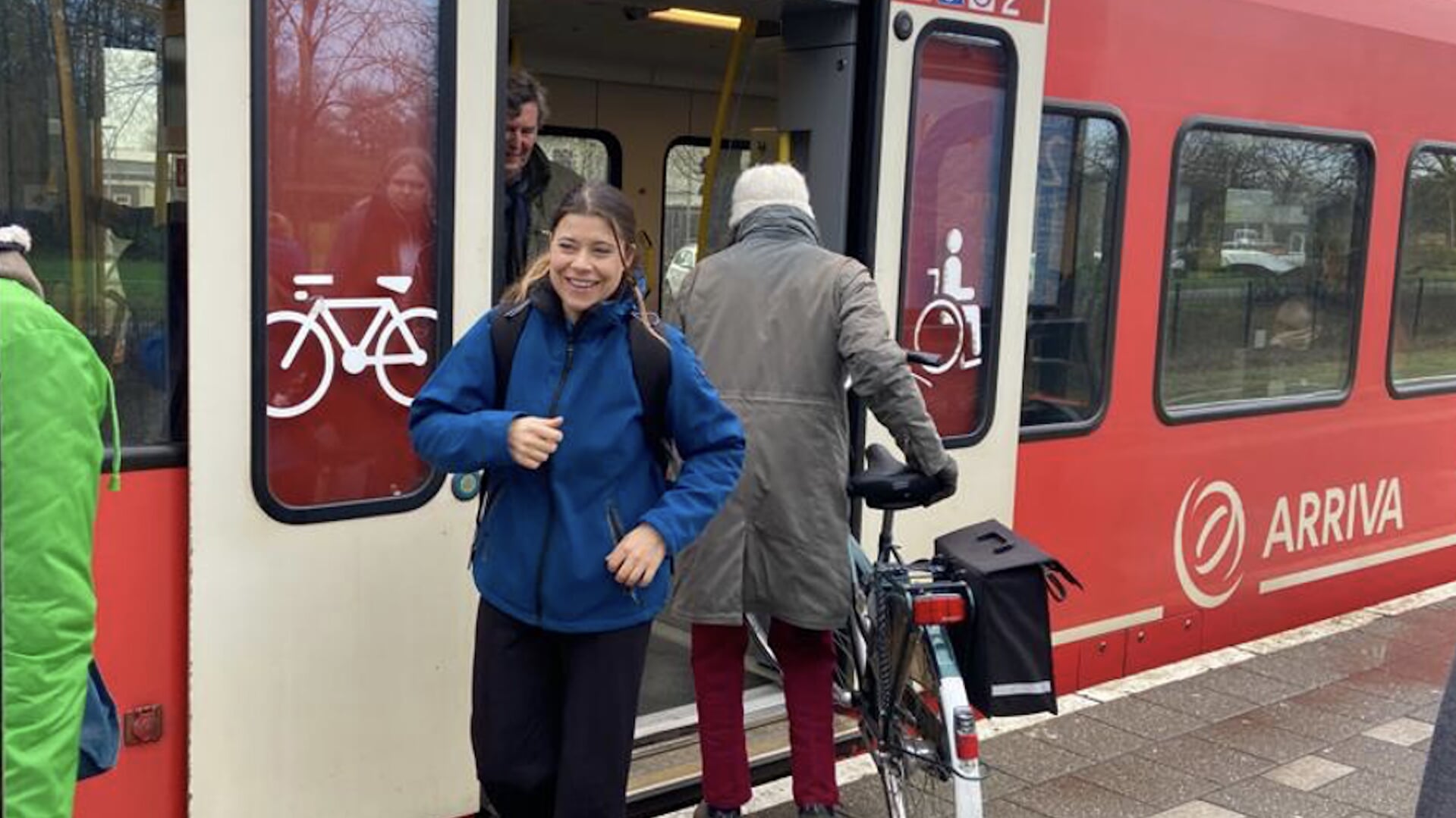 Tweede Kamerlid Lisa Westerveld toert met de trein door de Achterhoek in aanloopt naar de verkiezingen. Foto: PR