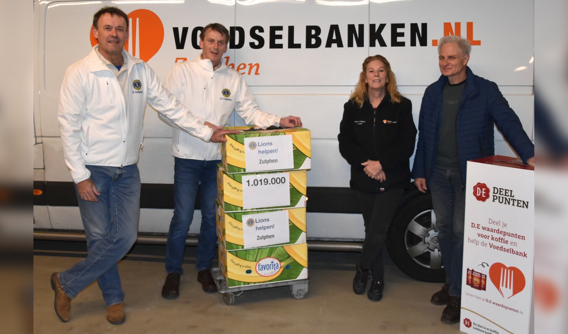 DE-punten inleveren bij voedselbank. V.l.n.r.: Ril van Reekum, Rob Brandt, Yolanda van Aken , Johan Huiskamp. Foto: PR
