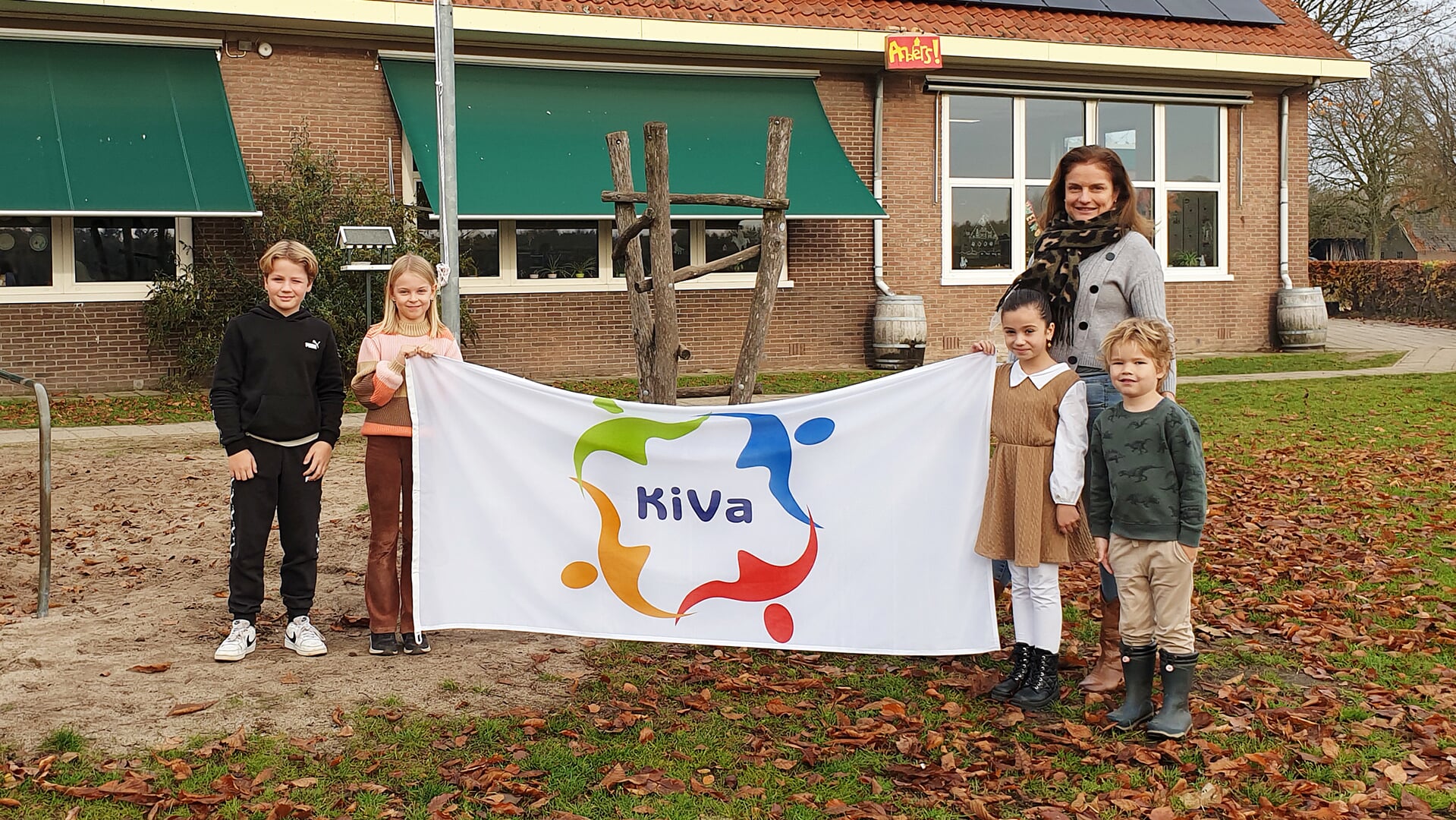 Vlnr: Jonas, Floortje, Abuyke en Sam met schoolleiding Karin Kruitwagen. Foto: Carla van der Meer