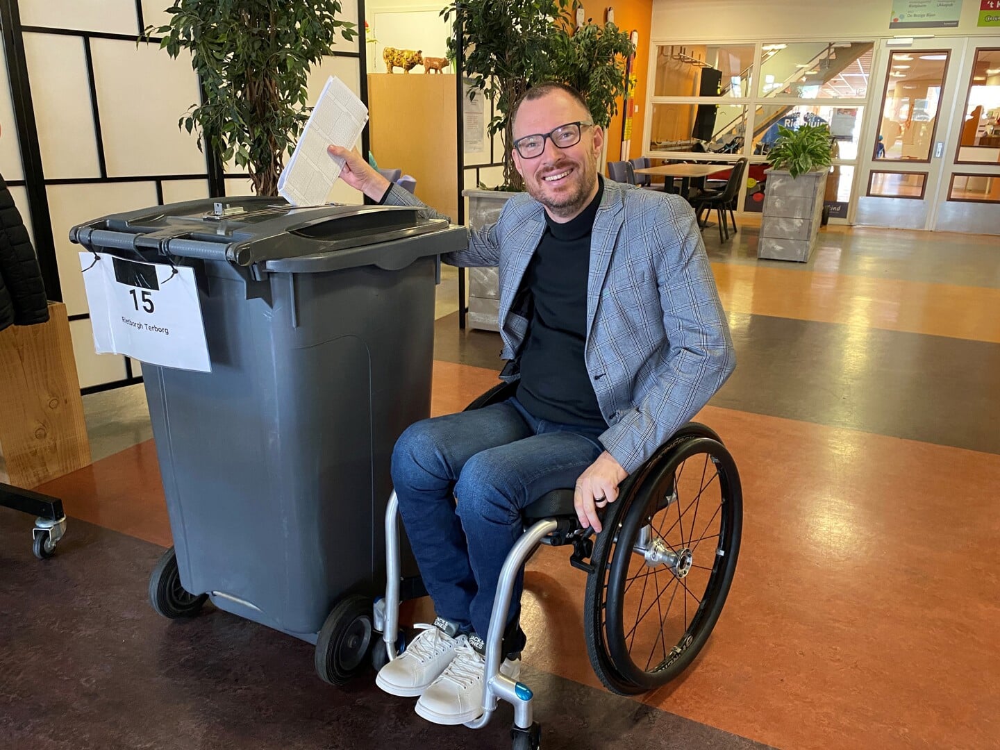 Vanmiddag bracht ook burgemeester Otwin van Dijk van gemeente Oude IJsselstreek zijn stem uit in Kulturhus De Rietborgh in Terborg        