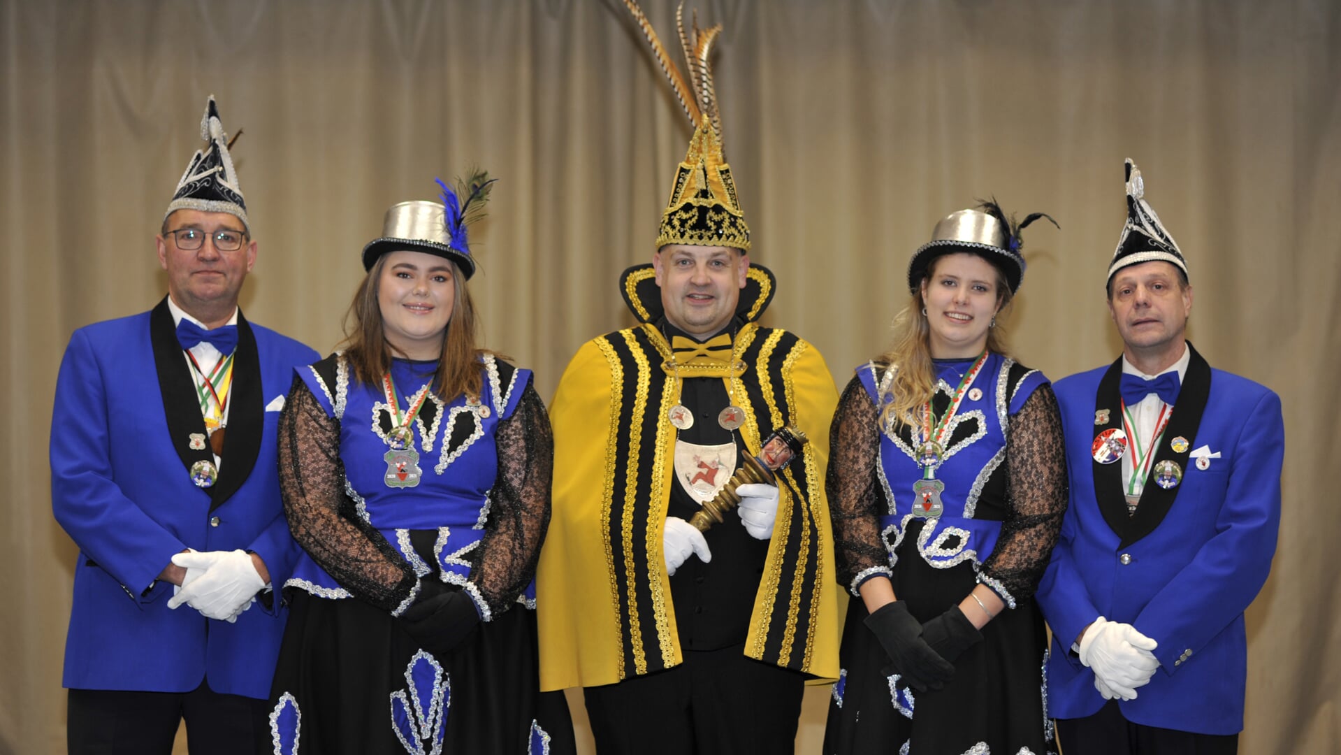 Adjudant Eduard, hofdame Jennifer, prins Patrice, hofdame Debbie en Adjudant Raymond. Foto: Doldraejers Velswijk