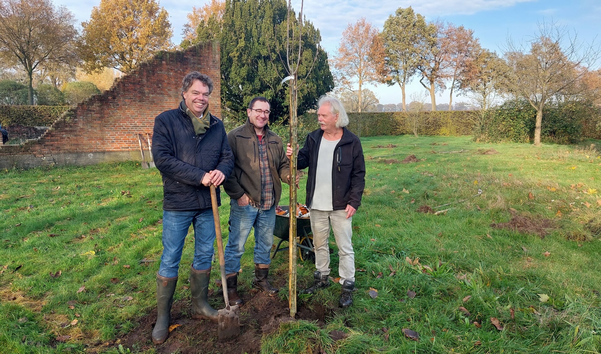 Wethouder Gosse Visser, Wilco Kwerreveld en Ronald van Harxen planten de eerste fruitboom. Foto: Han van de Laar