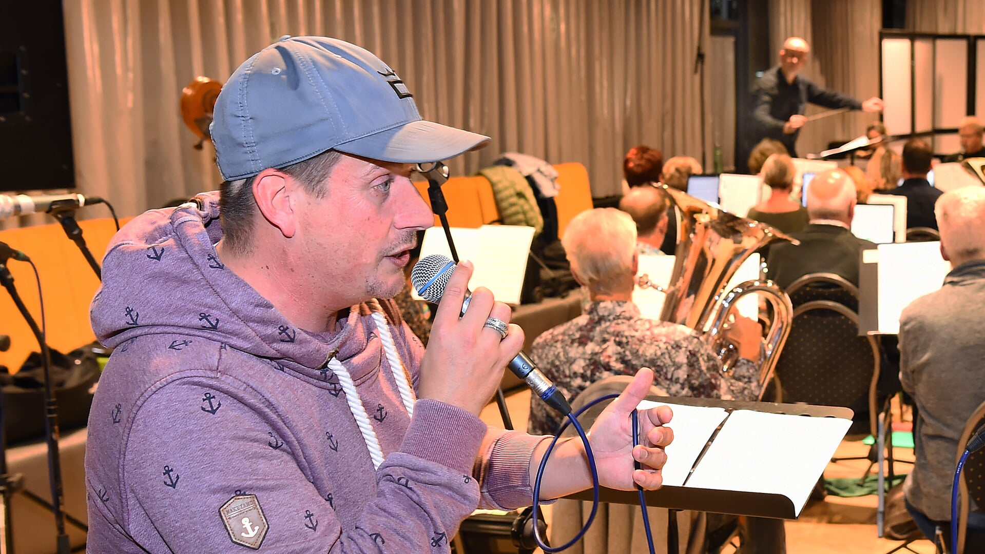 Rutger de Vries tijdens repetitie met Symfonisch Blaasorkest Gaanderen. Joop Boerstoel dirigeert. Foto: Roel Kleinpenning