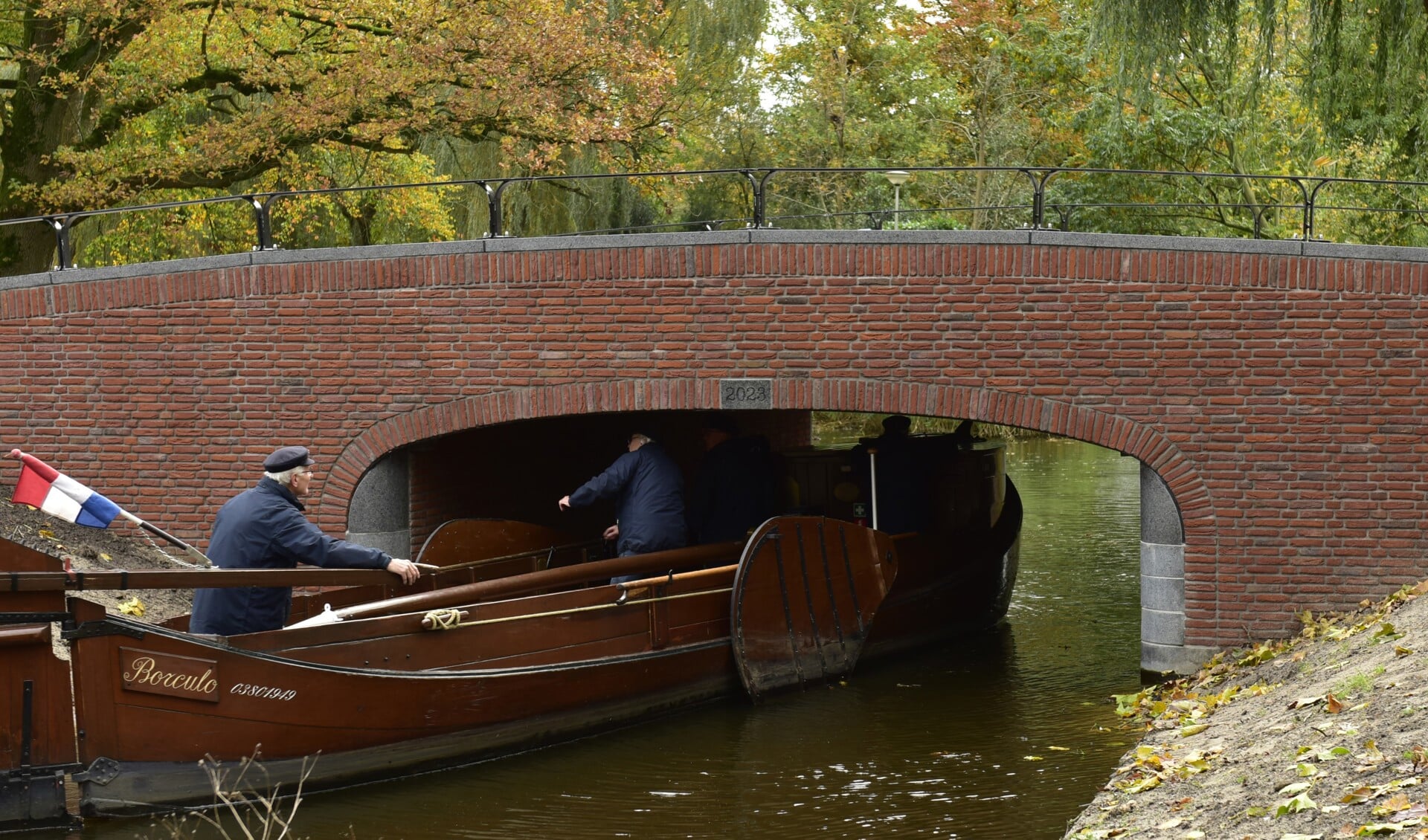 Een proefvaart met de boot De Jappe, onder de nieuwe brug door in de Burg. Bloemersstraat. Foto: Han te Brinke
