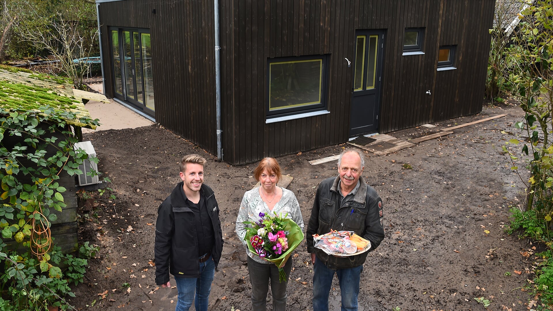 V.l.n.r. Tom Giesbers van Oosthuis Prefab Woningen, Anne Zegwaard en Gertjan Tuenter Sinderen. Foto: Roel Kleinpenning   