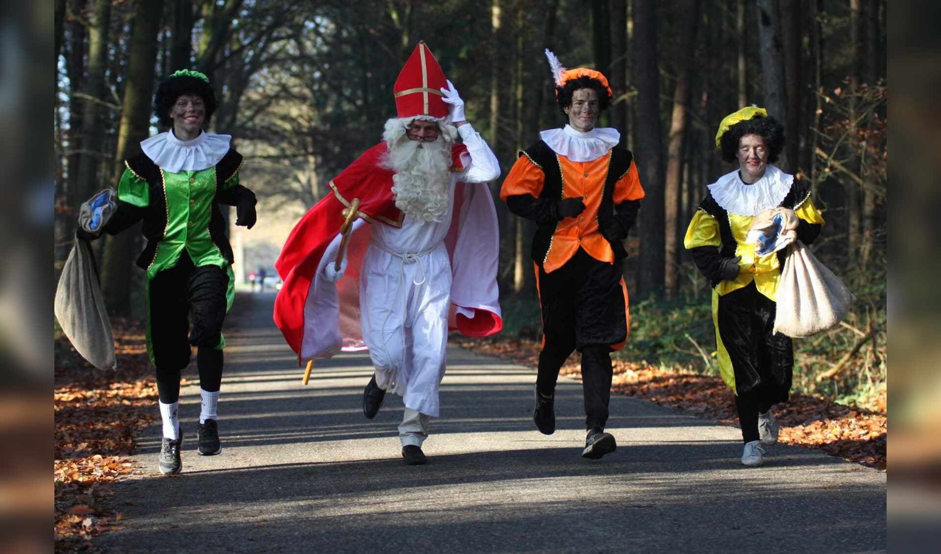 Sinterklaas en zijn Pieten komen speciaal langs voor de warming-up en om de lopers aan te moedigen. Foto: PR