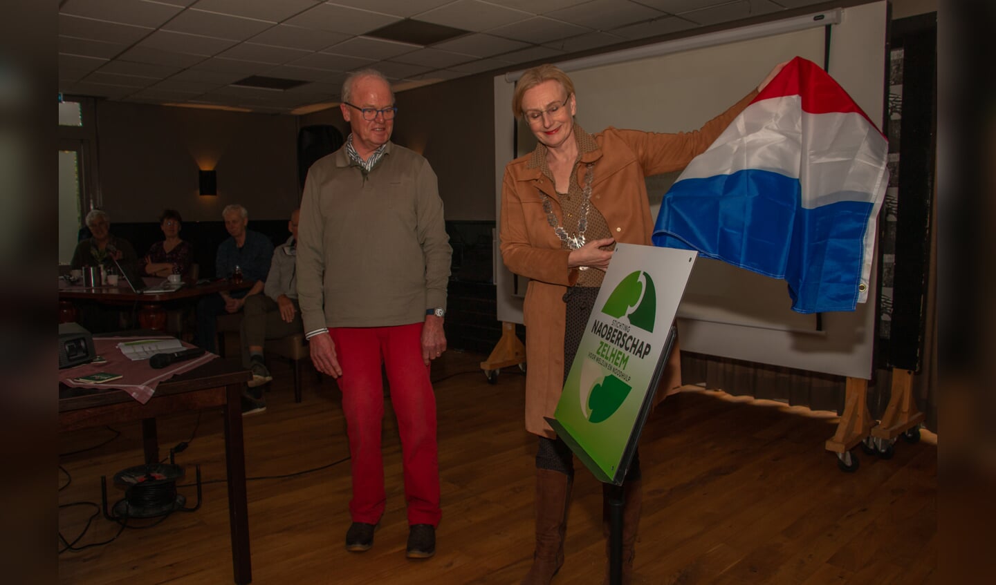 Vrijwilligersmiddag van de nieuwe Stichting Naoberschap Zelhem met onthulling van het nieuwe logo. Foto: Liesbeth Spaansen