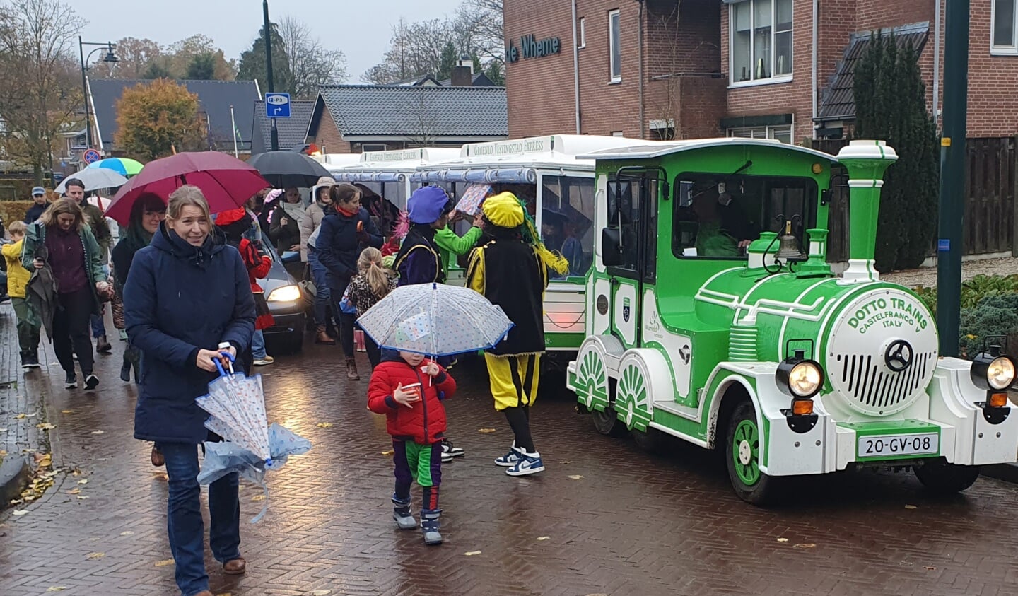 Het Marveld-treintje rijdt door het centrum om ouders en kinderen die niet van de verplaatsing naar het Scouting-gebouw op de hoogte waren, te vervoeren. Foto: Henri Walterbos