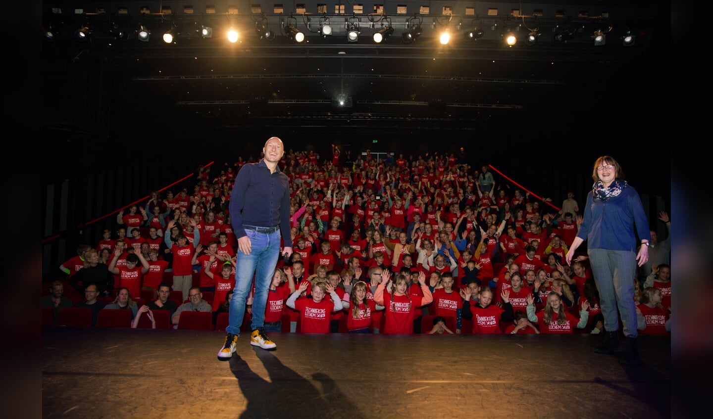 Koen Colvoort van IKL (l) en wethouder Ria Leliveld spraken de ruim 300 kinderen in de schouwburg toe. Foto: IKL