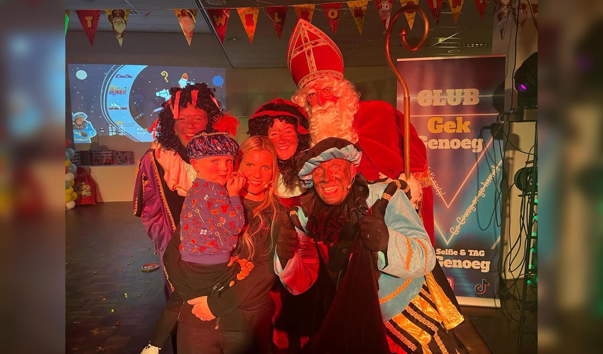 Sinterklaas in Zeddam met pietje Vrolijk, Pietje Juul, Pietje Paniek, Jason en Cindy van Dansschool DanCin. Foto: Dorpshuis Zeddam