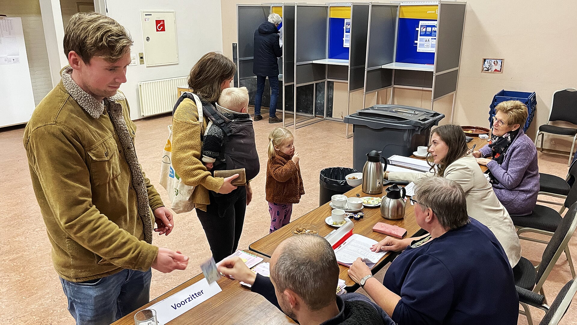 Willy Lettink en Roma Wolters (rechts) op 22 november op het stembureau in IJzevoorde. Foto: Roel Kleinpenning