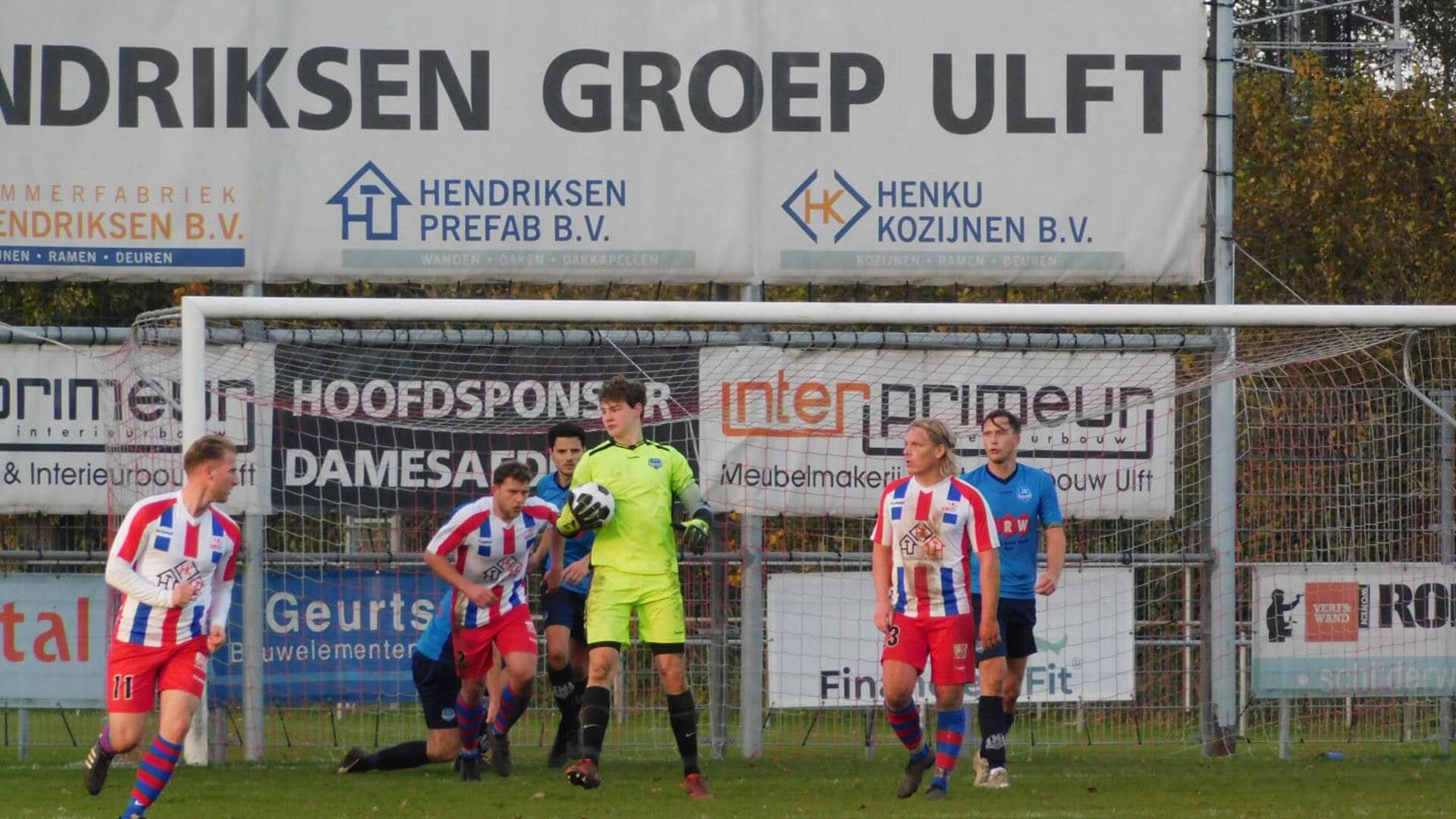 Ulftse Boys verliest met 1-2 van Basteom. Alleen Roy Janssen (nr. 11) scoorde voor de Ulftenaren. Foto: Chantal Parauti.