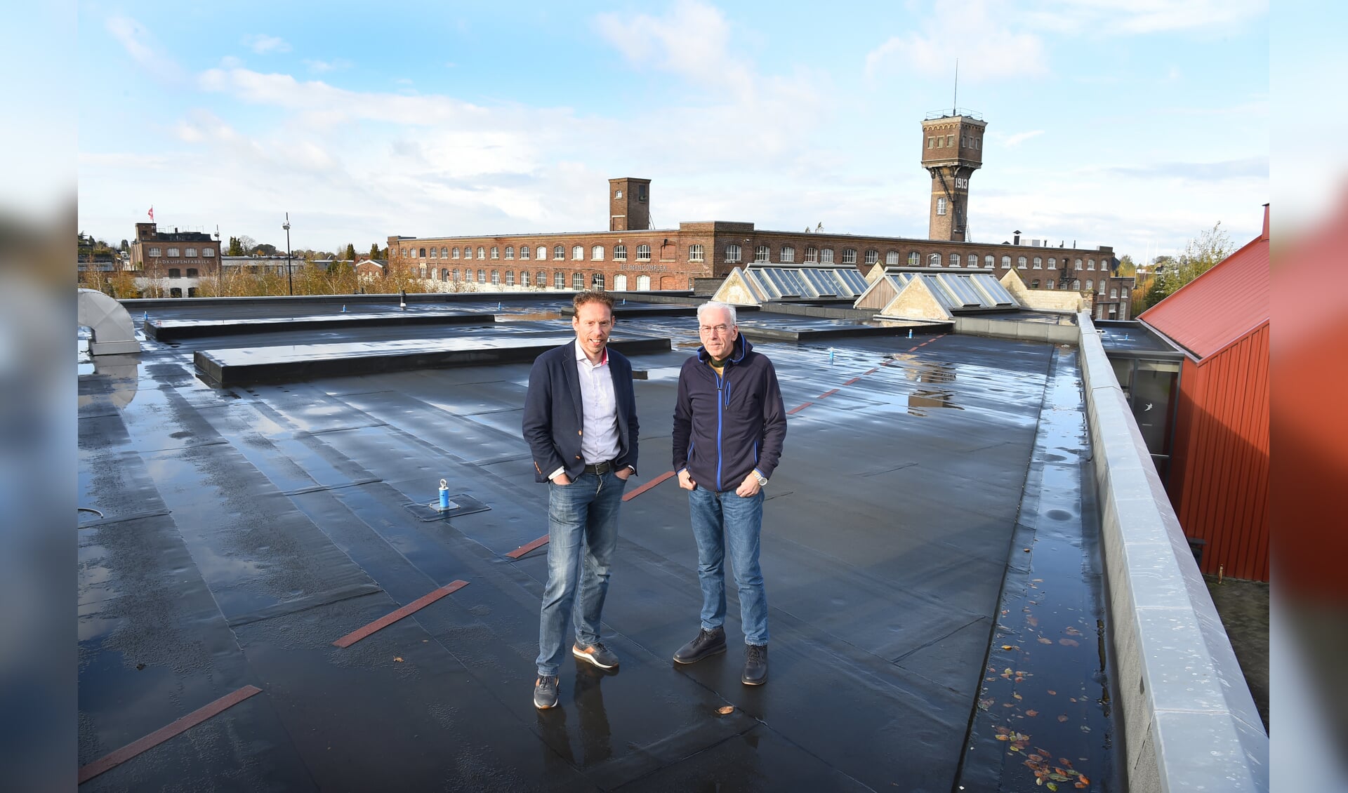 Voorzitter Robbie Nas (l) en secretaris/penningmeester Wim Hafkamp van Doe Gewoon Watt op het dak van het CIVON in Ulft. Foto: Roel Kleinpenning