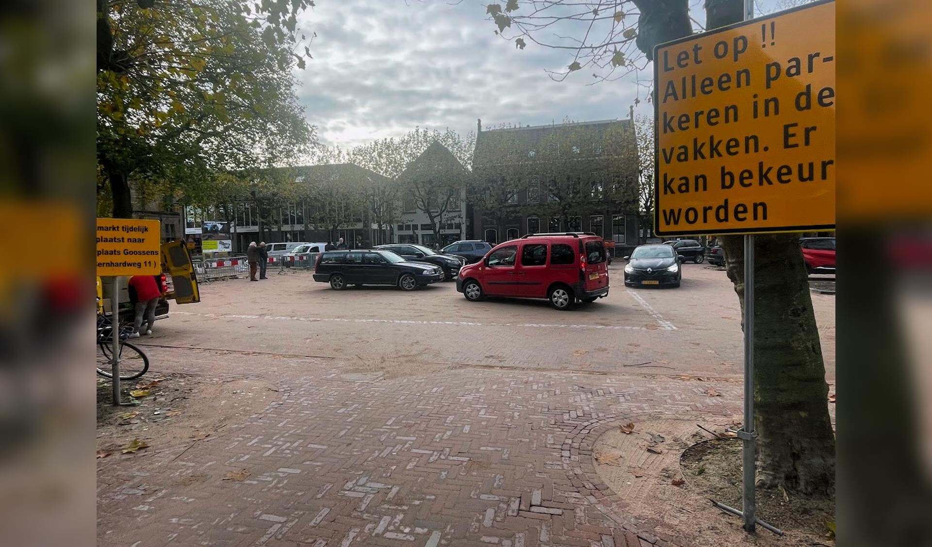 Ondanks de borden staat de Markt vol geparkeerd. De officiële parkeerplaatsen bevinden zich rechts buiten beeld. Foto: Henri Bruntink
