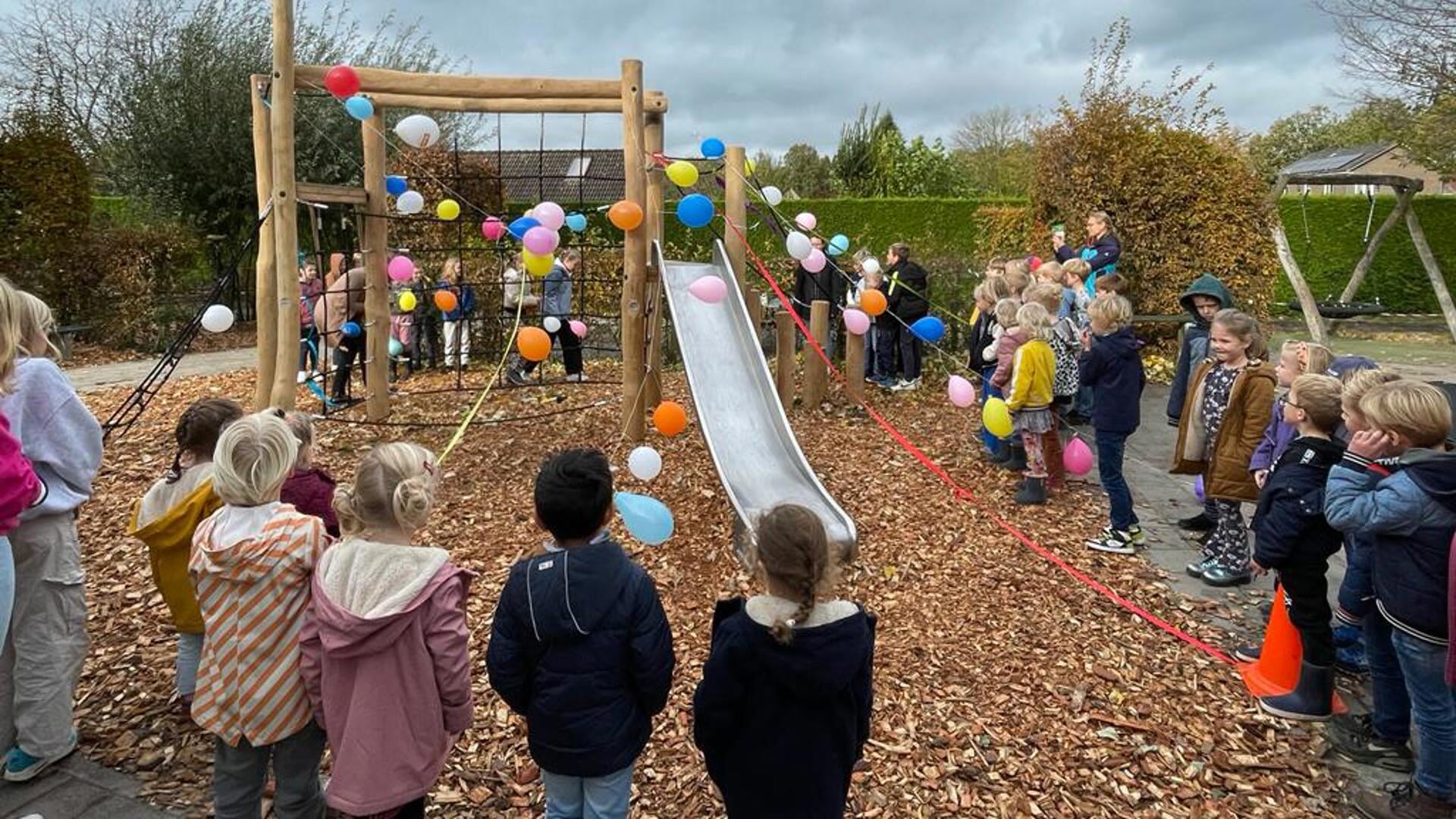 Het speeltoestel bij basisschool De Kraanvogel werd feestelijk in gebruik genomen. Foto: PR