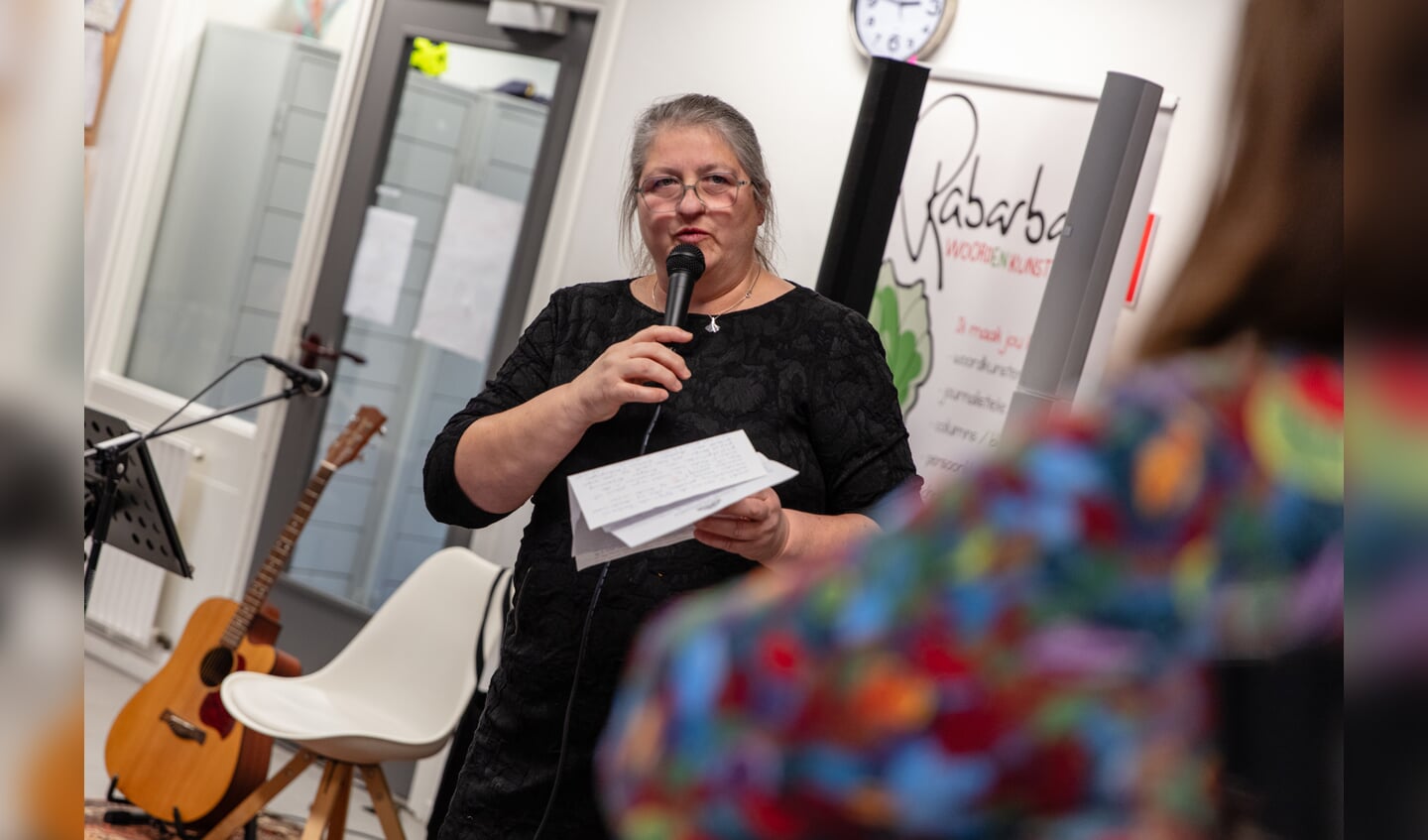Anke Sitter maakte het hele proces van de totstandkoming van het boek mee, en ging daar in haar speech uitgebreid op in. Foto: Anja Onstenk