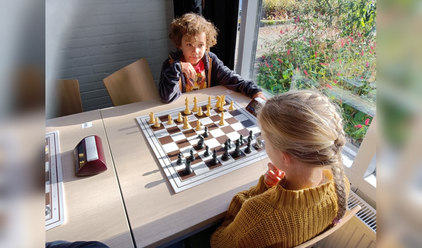 De 9-jarige Samuel Molenaar tijdens zijn allereerste officiële schaakpartij ooit. Foto: Rudi Hofman