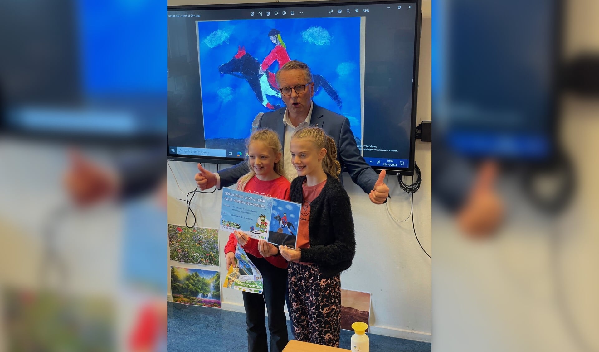 Wethouder Henk Groote overhandigt de Kunstwerkprijs aan Lieke van Hal en Tessa van Bosch (Groep 8 van de Mariaschool in ’s-Heerenberg). Foto: Guido Groenendijk