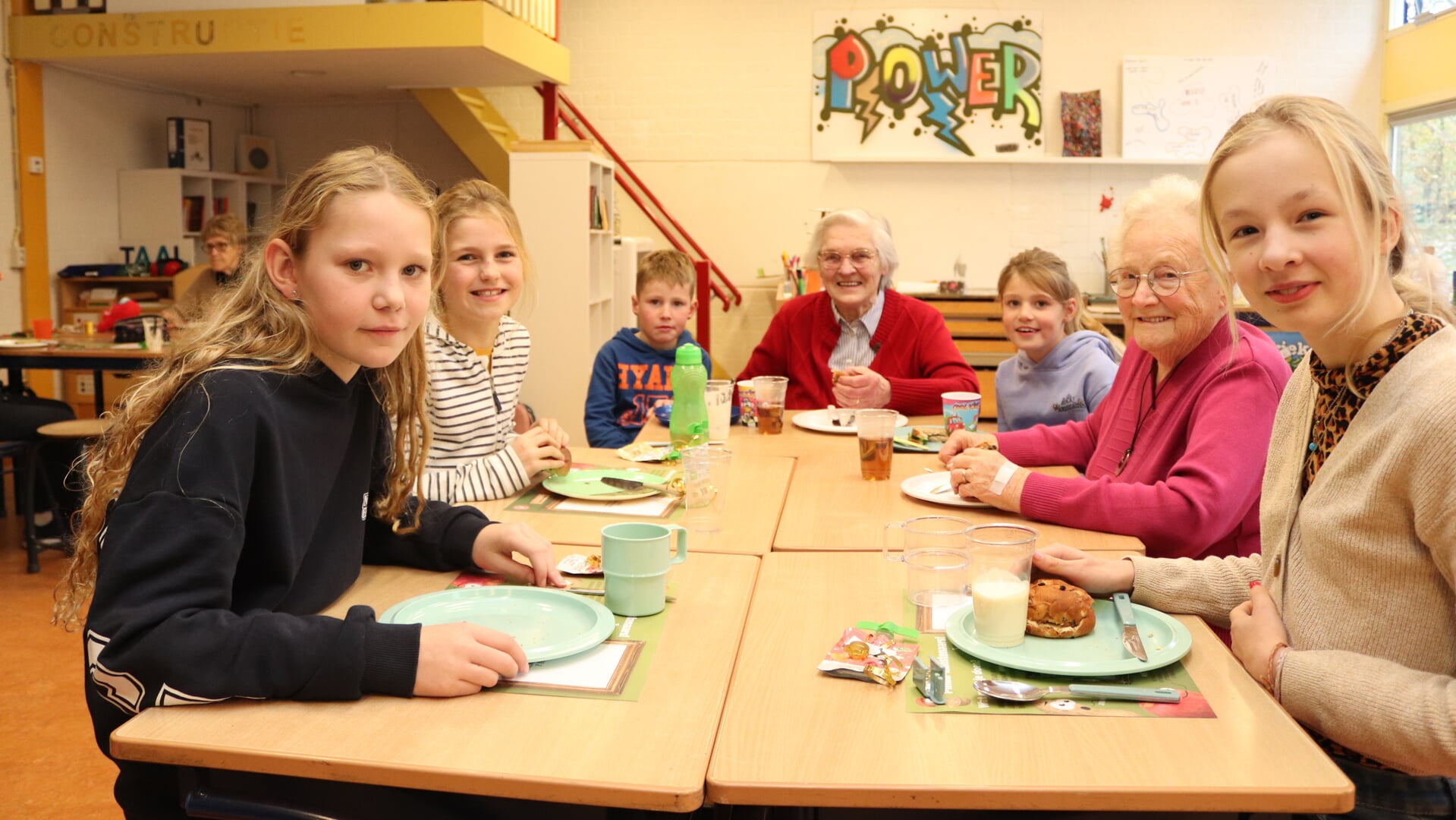 Gezellig samen eten met de ouderen. Aan de kopse kant, overgrootmoeder Gerritje Esselink tussen haar achterkleinkinderen Jur en Ize. Foto: Arjen Dieperink