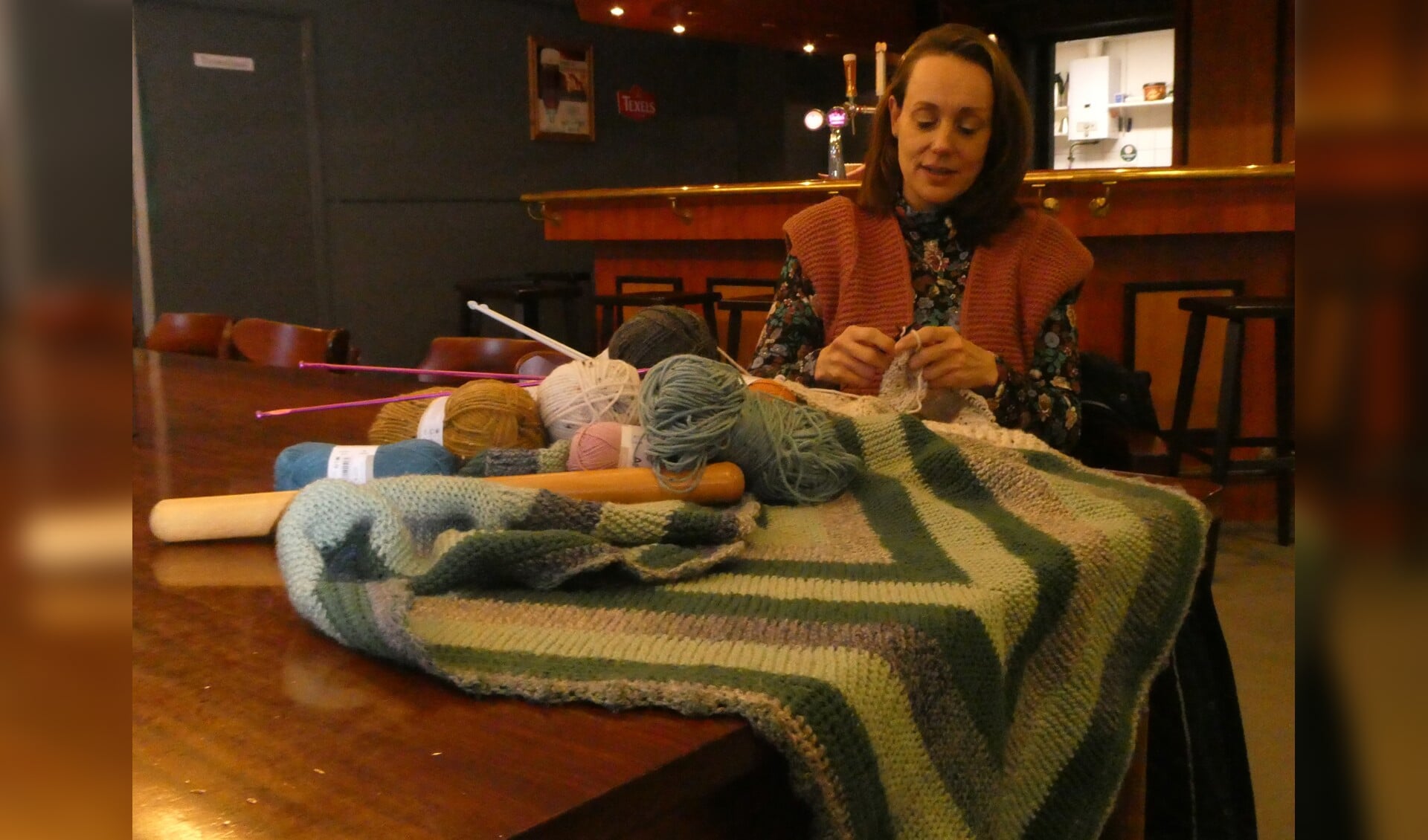 Renske Woestenenk organiseert het Breicafé, waar naast het handwerken ook gezellig gekletst kan worden. Foto: Jan Hendriksen