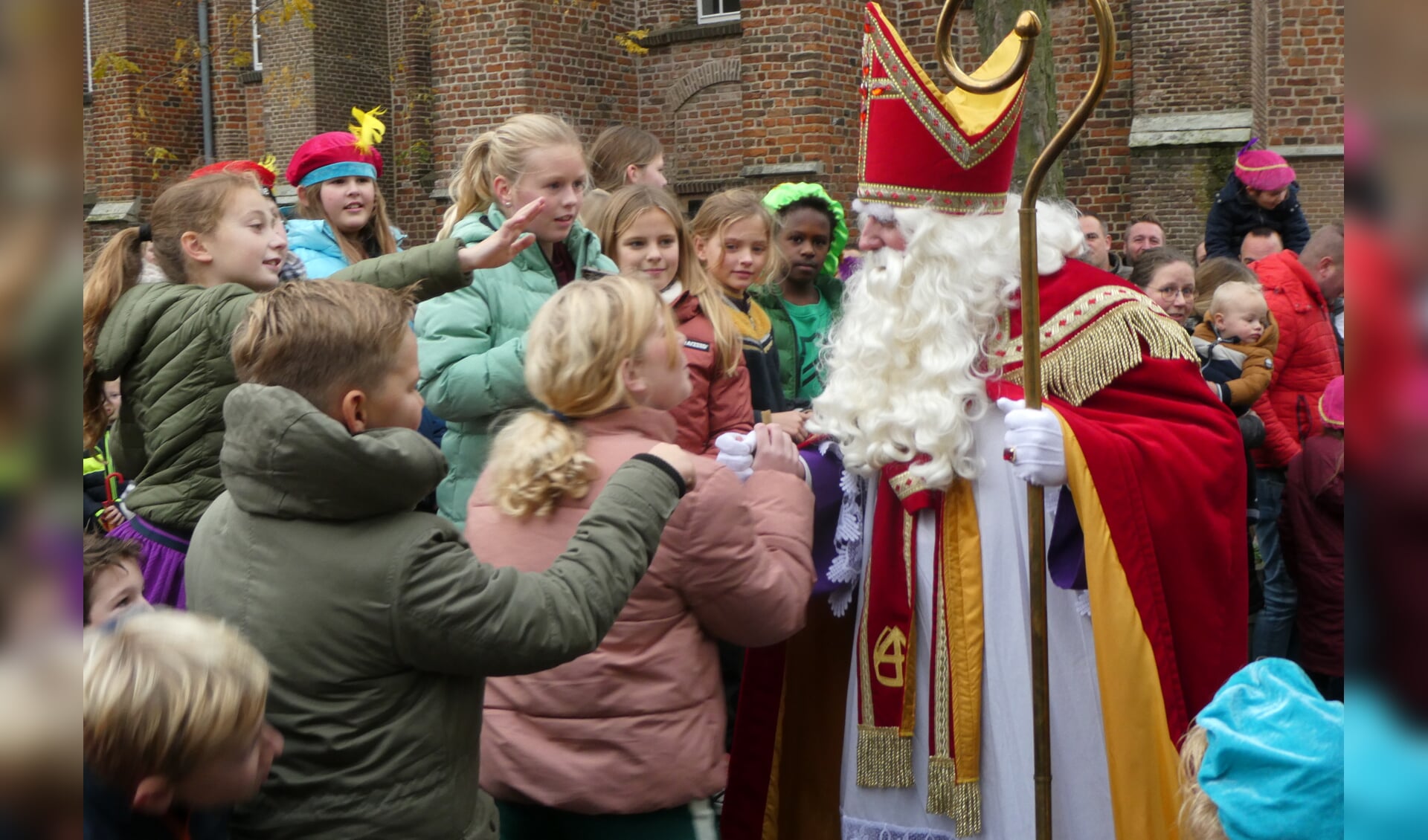 De Sint werd in Ruurlo enthousiast onthaald. Foto's: Jan Hendriksen