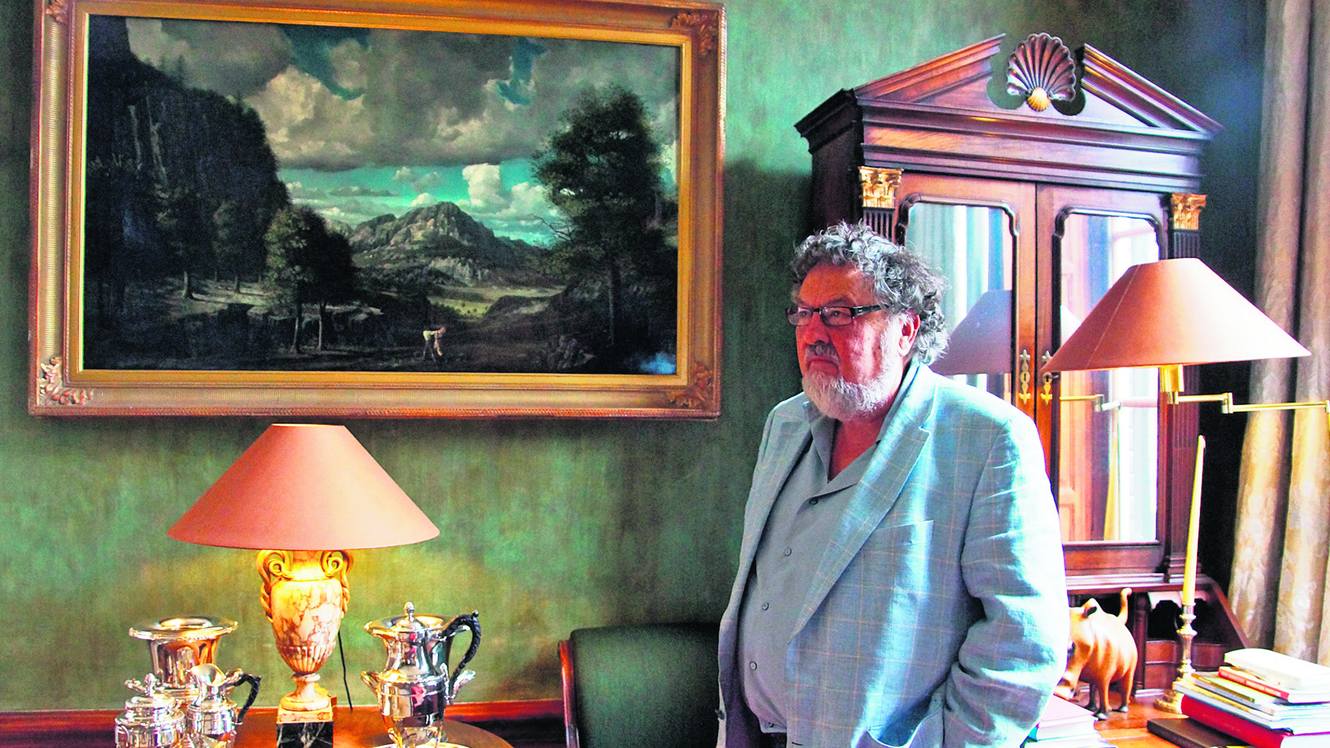Hans Melchers voor het werk 'Landschap met vechtenden' van Carel Willink in 2013. Archieffoto: Gerwin Nijkamp