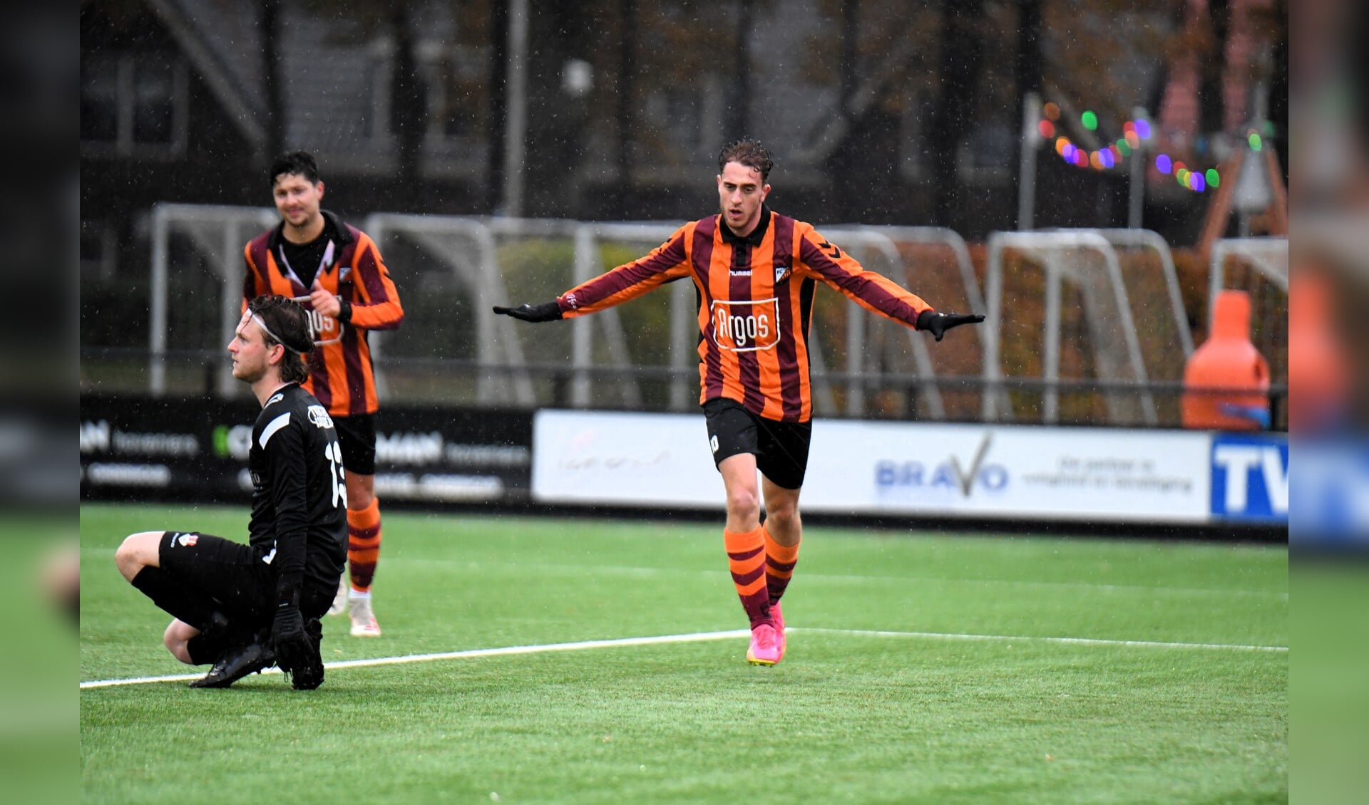 Moment uit de wedstrijd VV Rigtersbleek tegen FC Zupthen. Foto: Hans ten Brinke