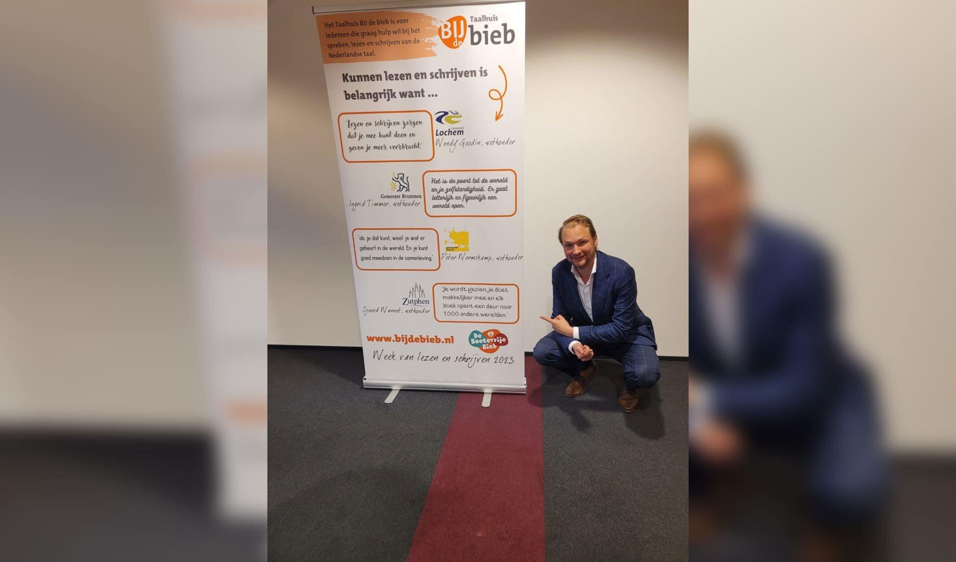 Sjoerd Wannet, wethouder gemeente Zutphen, wijst naar zijn input op de banner. Foto: PR