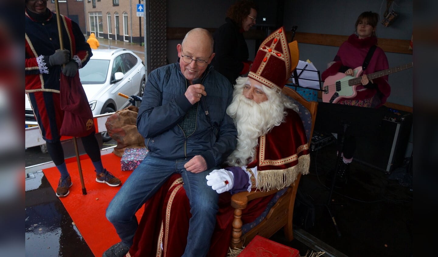 Voorzitter van de VOV Dick Vlogman mocht bij Sint op schoot een liedje zingen. Foto: Richard Stegers