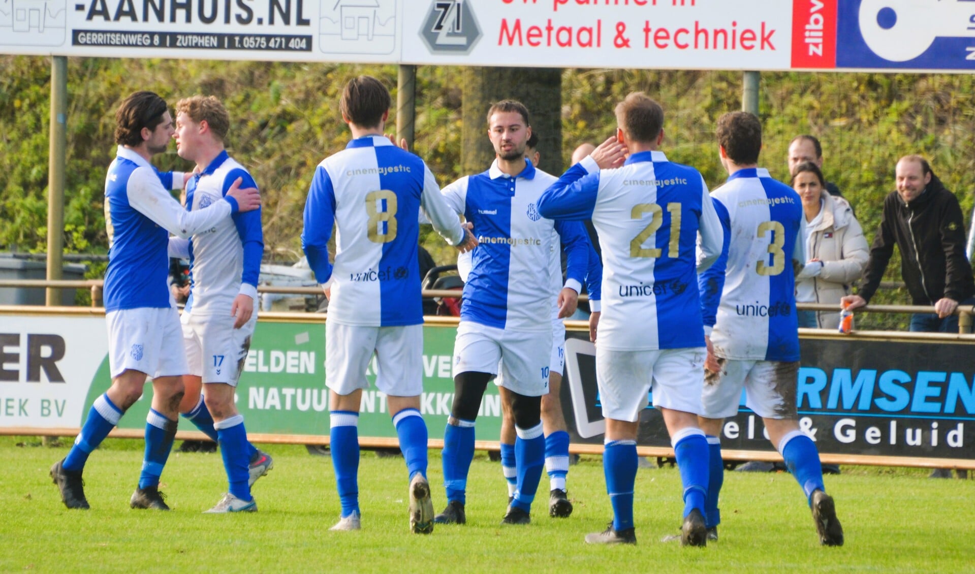 Ondanks de moeizame wedstrijd hadden de AZC’ers alle reden tot juichen. Foto: Maarten Voortman