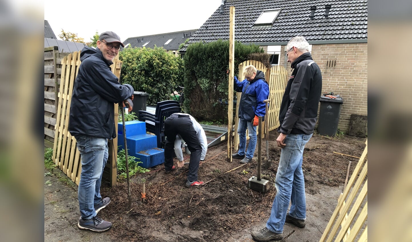 Vrijwilligers plaatsen een schutting. Foto: Present Bronckhorst