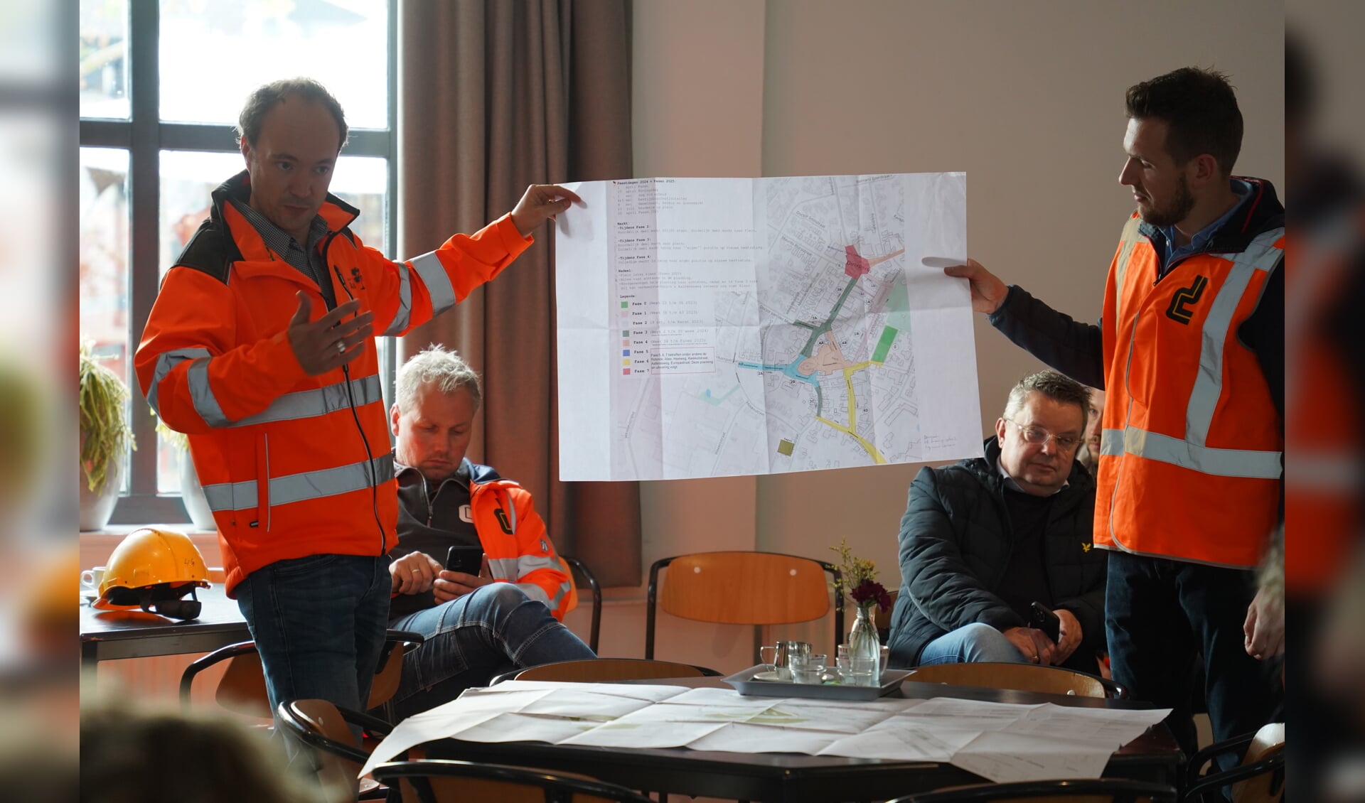 Gertjan Sikking (l) en Niek Nijhof (r) geven uitleg over de fasering van de werkzaamheden. Foto: Frank Vinkenvleugel