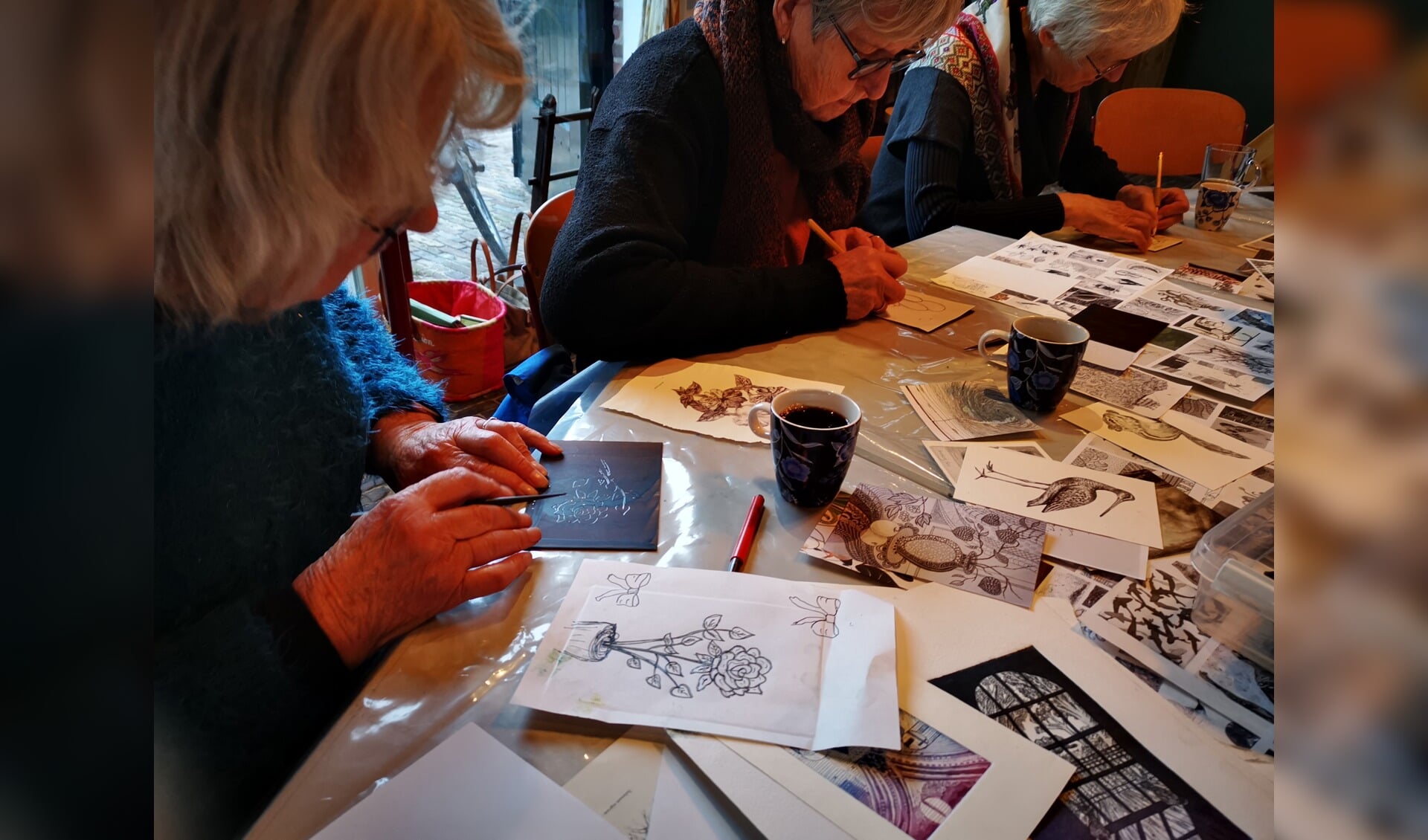 Workshop etsen van Charlotte Ponjee; deelnemers maken in 12 bijeenkomsten een eigen kunstboek. Foto: Karin Bosch