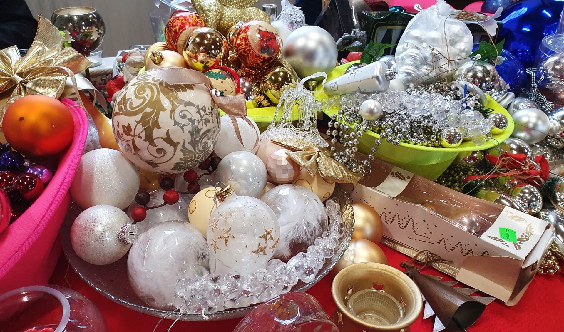 Naast kerstballen is er een keur aan producten verkrijgbaar tijdens de Kerstfair in de St. Martinuskerk in Baak. Foto: Alice Rouwhorst