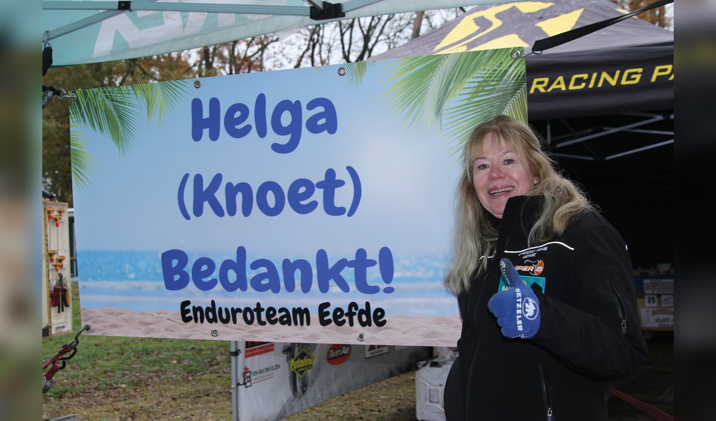 Vrijwilliger Helga Meijerink werd in het zonnetje gezet door Enduro team Eefde. Foto: Henk Teerink