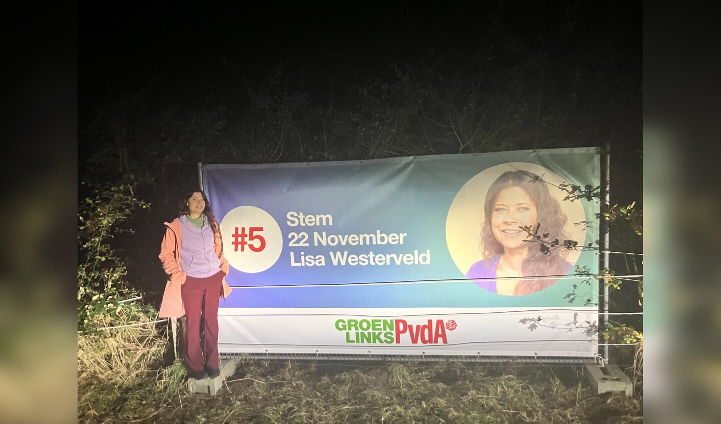 Lisa Westerveld bij een campagnebanner. Foto: PR