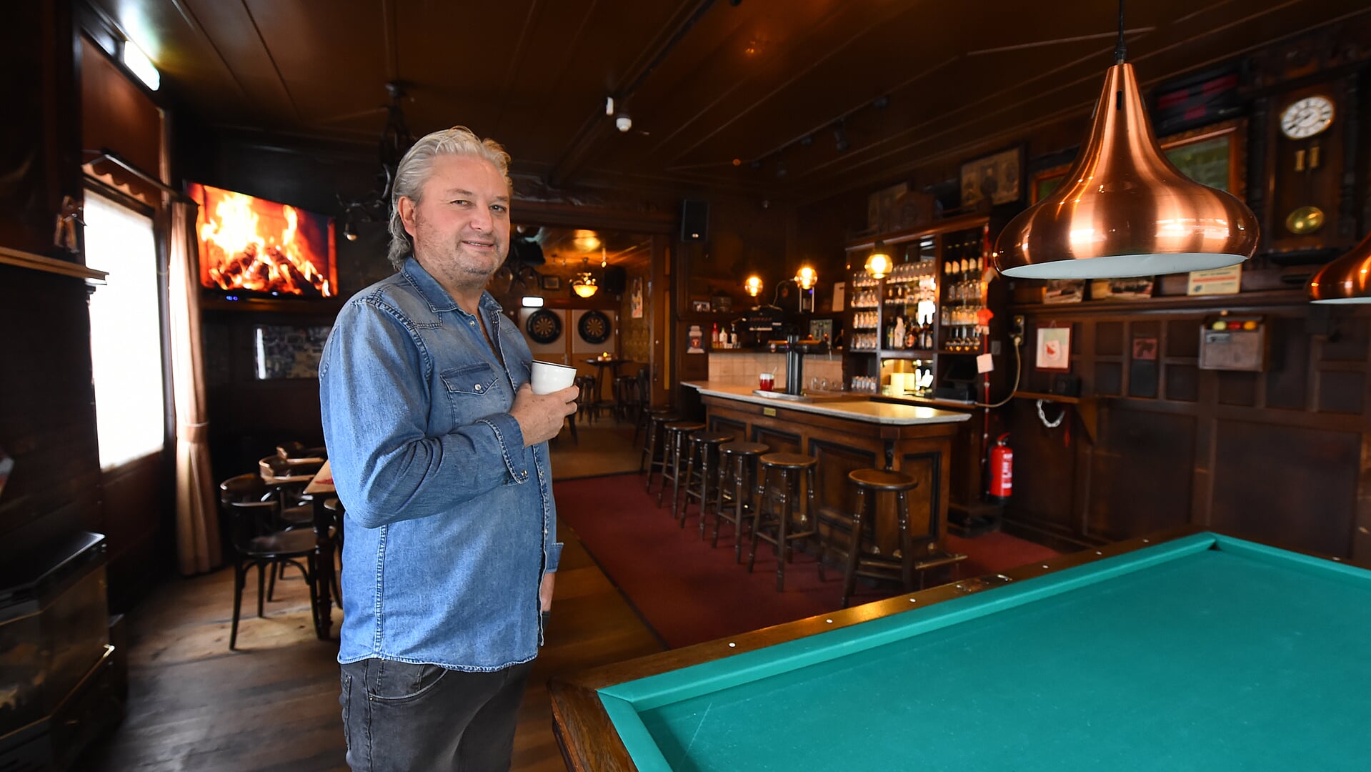 Nieuwe uitbater Maarten Smink bij het biljart in 'zijn' café Van Uhm. Foto Roel Kleinpenning