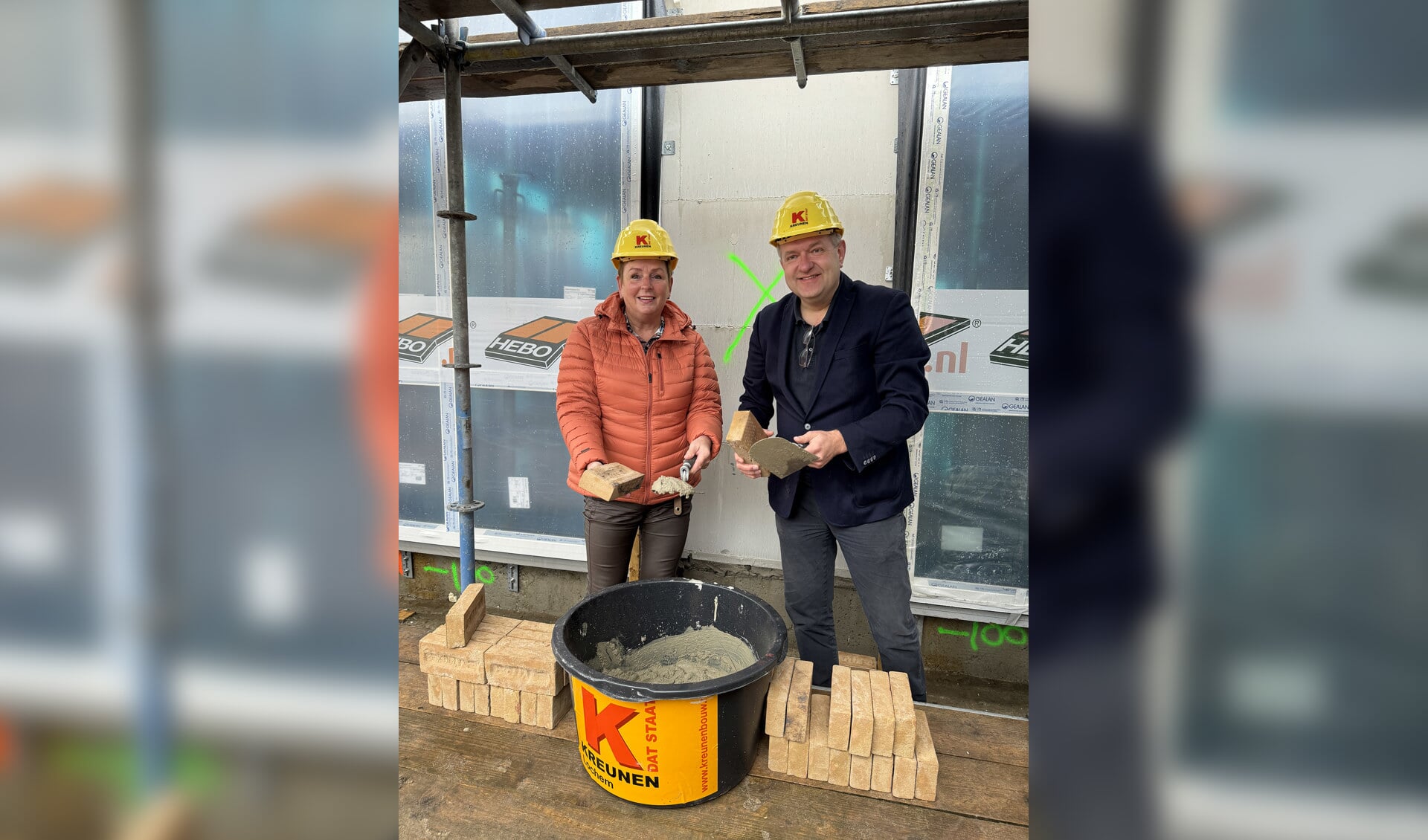 Locatiemanager Anita Rietman en wethouder Arjen van Gijssel leggen de eerste steen van Het Berkelhuis in Eibergen. Foto: PR