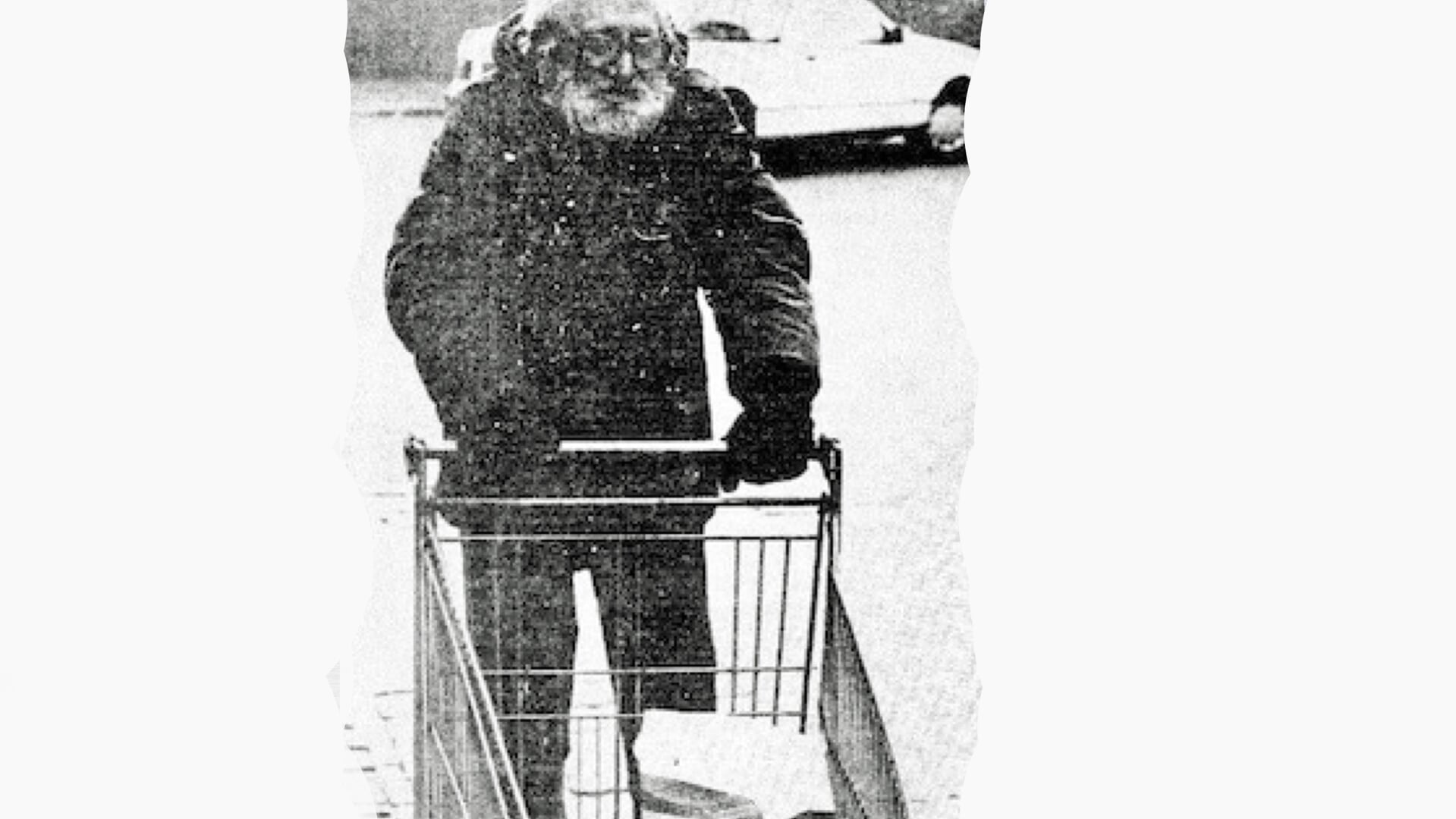 Jopie met zijn onafscheidelijke winkelwagentje van supermarkt Miro. Foto afgedrukt in alternatieve Zutphense krant Zet.