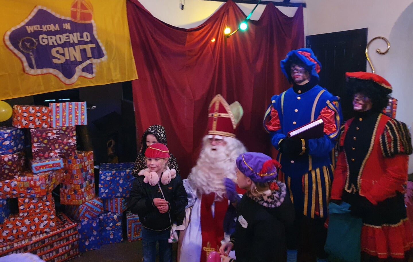 Op de foto met de Sint en zijn Pieten. Foto: Henri Walterbos