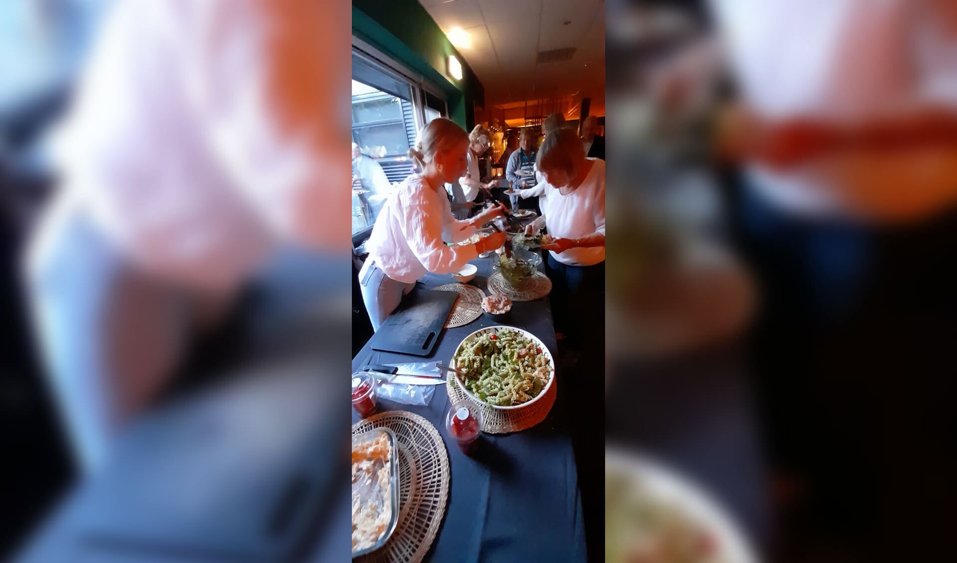 Aan het buffet. Foto: PR