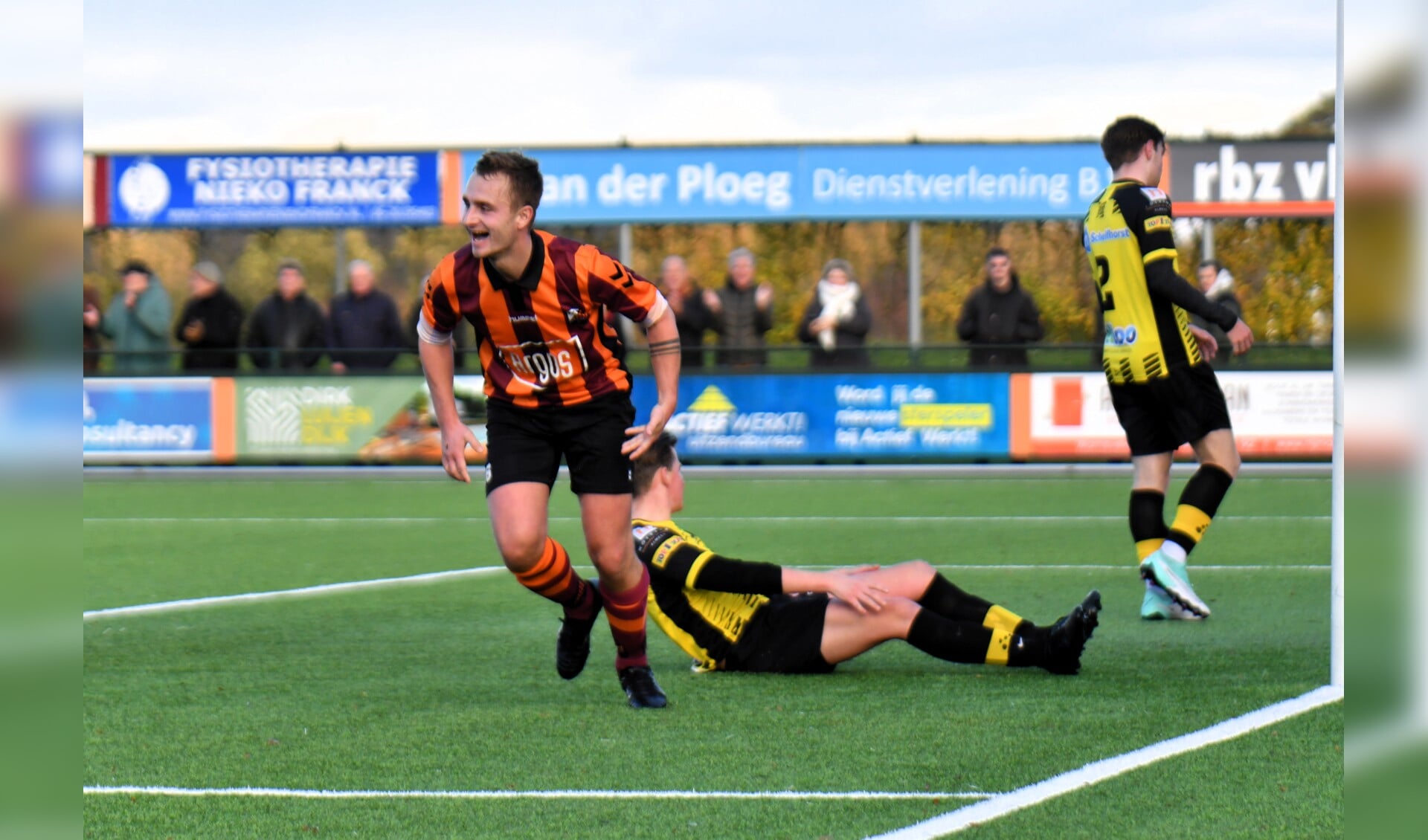Niek Bakkerweerd scoort in de eerste helft een hattrick. Foto: Hans ten Brinke